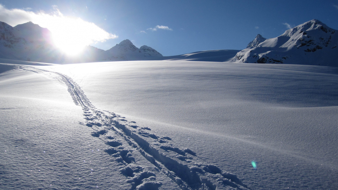Montaña Cubierta de Nieve Durante el Día. Wallpaper in 1366x768 Resolution