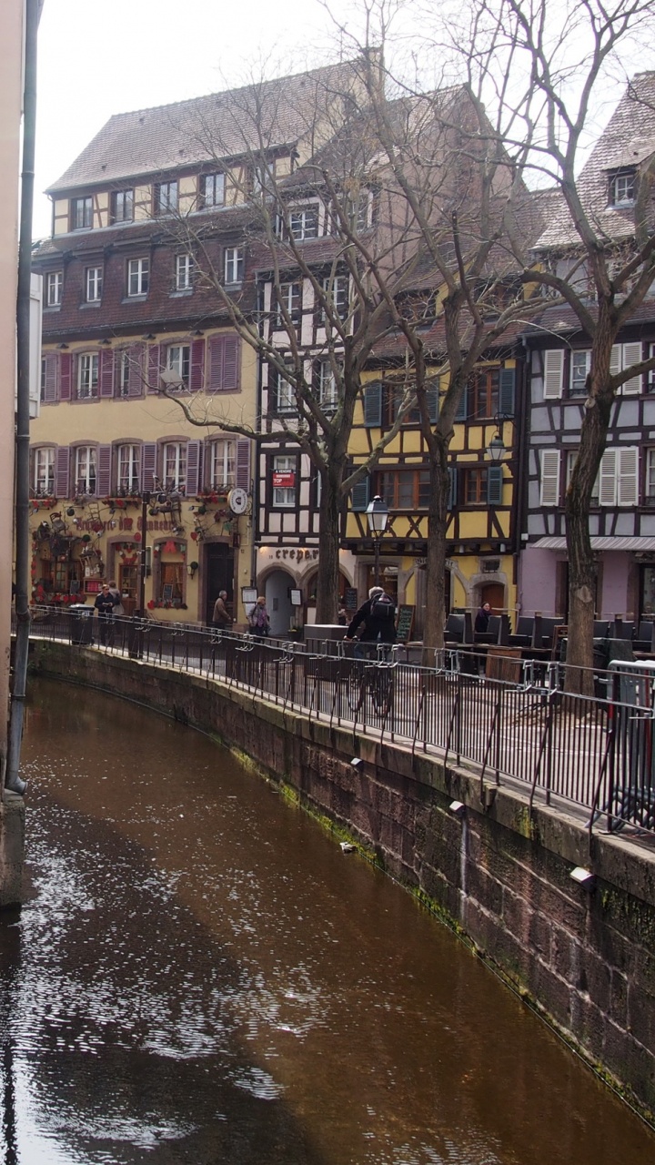 Personnes Marchant Sur le Trottoir Près du Bâtiment Brun Pendant la Journée. Wallpaper in 720x1280 Resolution