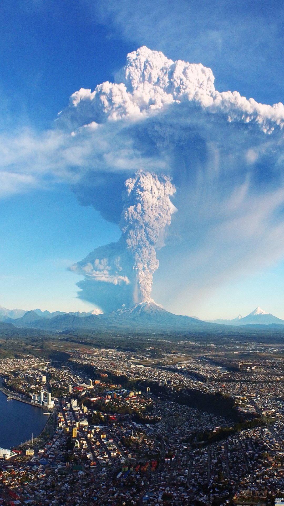 Vista Aérea de la Ciudad Bajo un Cielo Azul y Nubes Blancas Durante el Día. Wallpaper in 1080x1920 Resolution