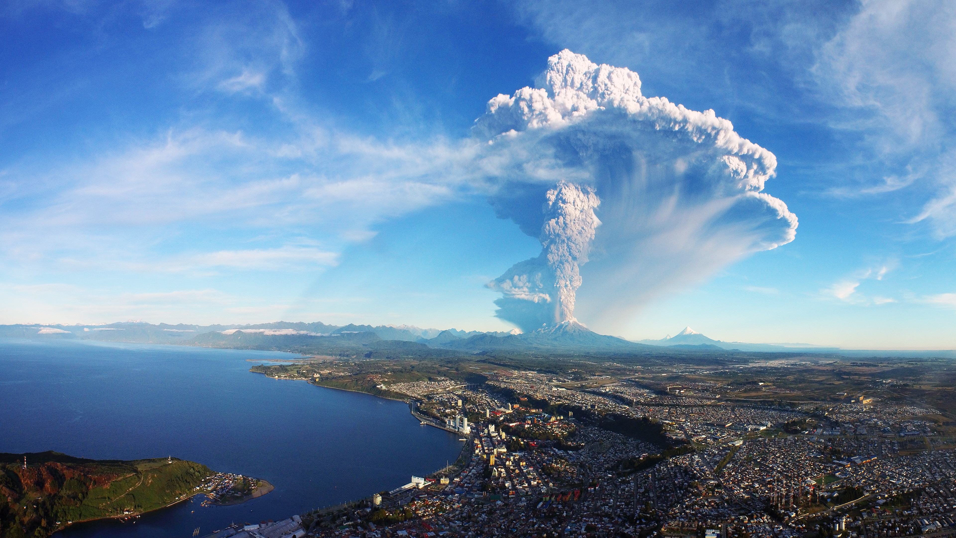 Vista Aérea de la Ciudad Bajo un Cielo Azul y Nubes Blancas Durante el Día. Wallpaper in 3840x2160 Resolution