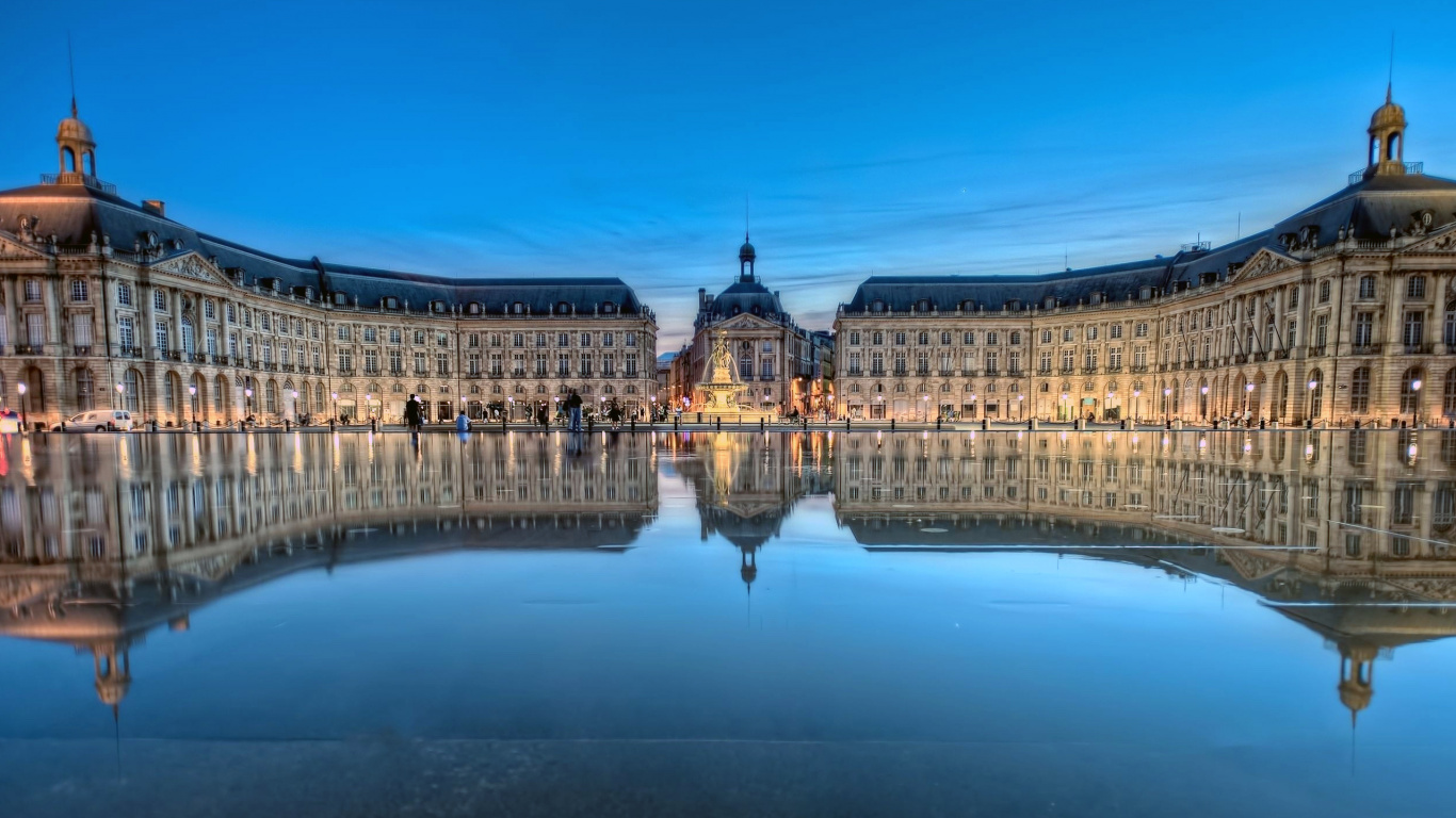 Bâtiment en Béton Brun Près D'un Plan D'eau Pendant la Journée. Wallpaper in 1366x768 Resolution