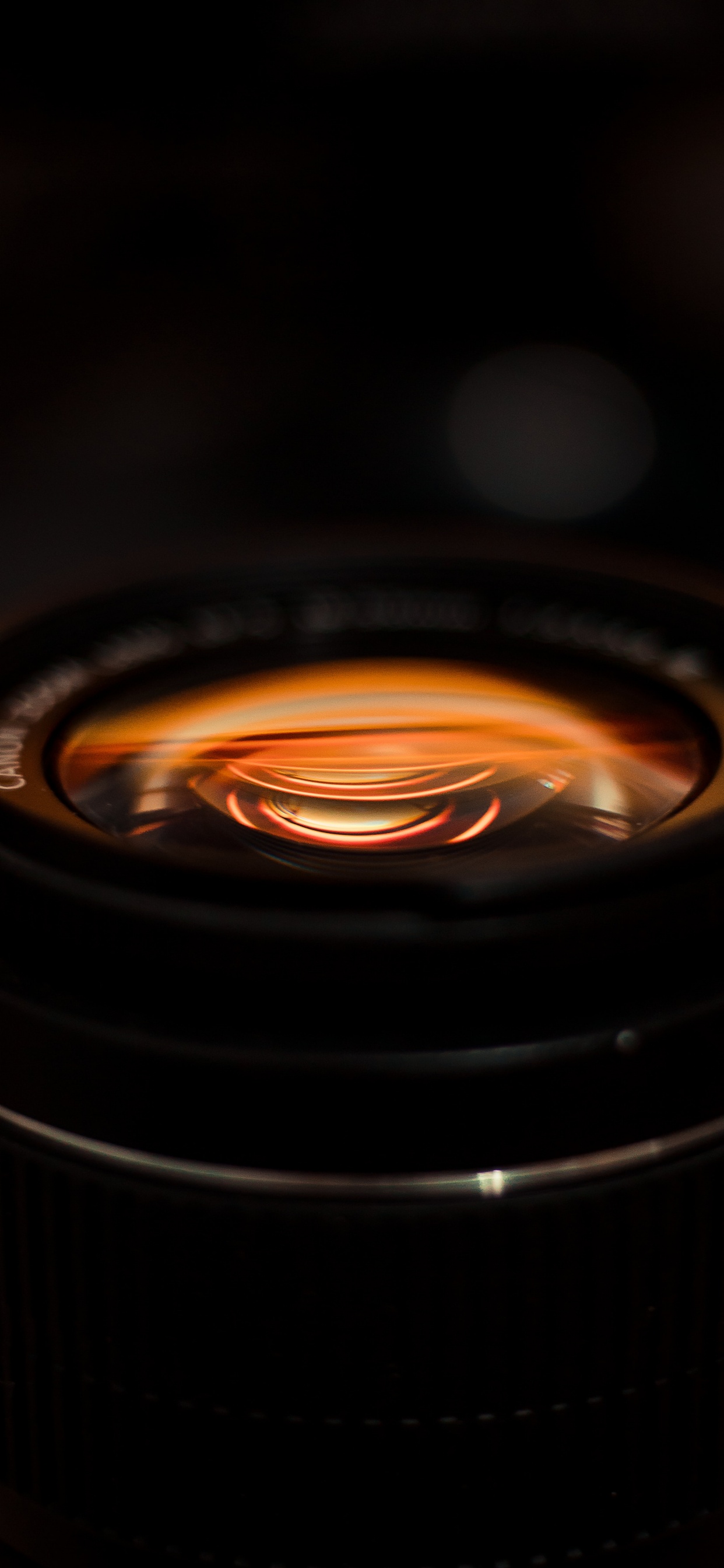 Objectif de Caméra Noir Avec Lumière Orange. Wallpaper in 1242x2688 Resolution
