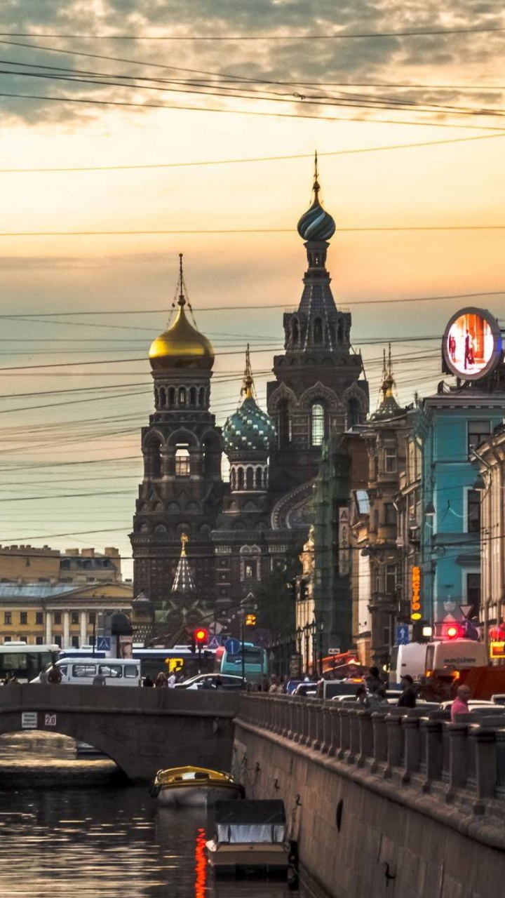 Bâtiment en Béton Brun Près du Pont Pendant la Journée. Wallpaper in 720x1280 Resolution