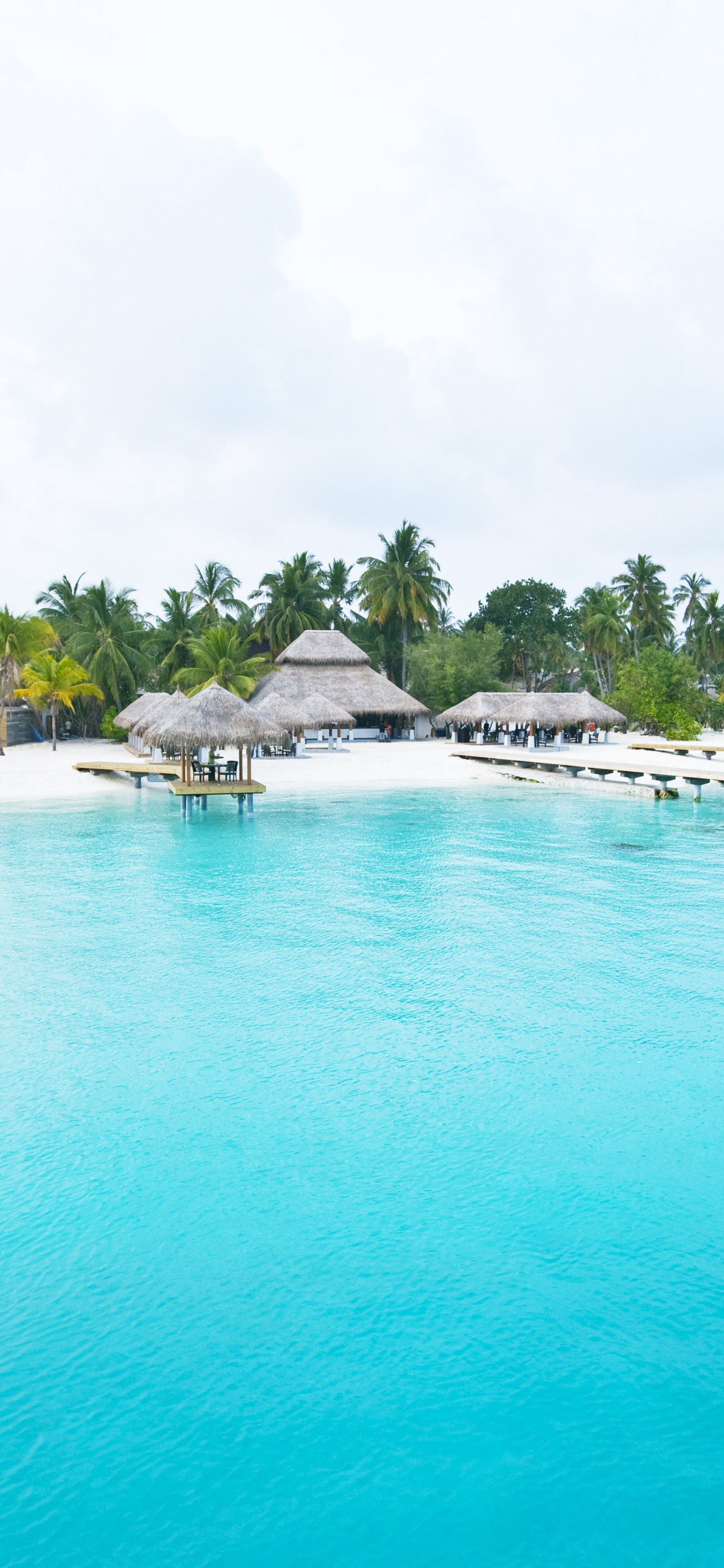 Maisons de Plage en Bois Blanc et Marron Près D'un Plan D'eau Pendant la Journée. Wallpaper in 1125x2436 Resolution
