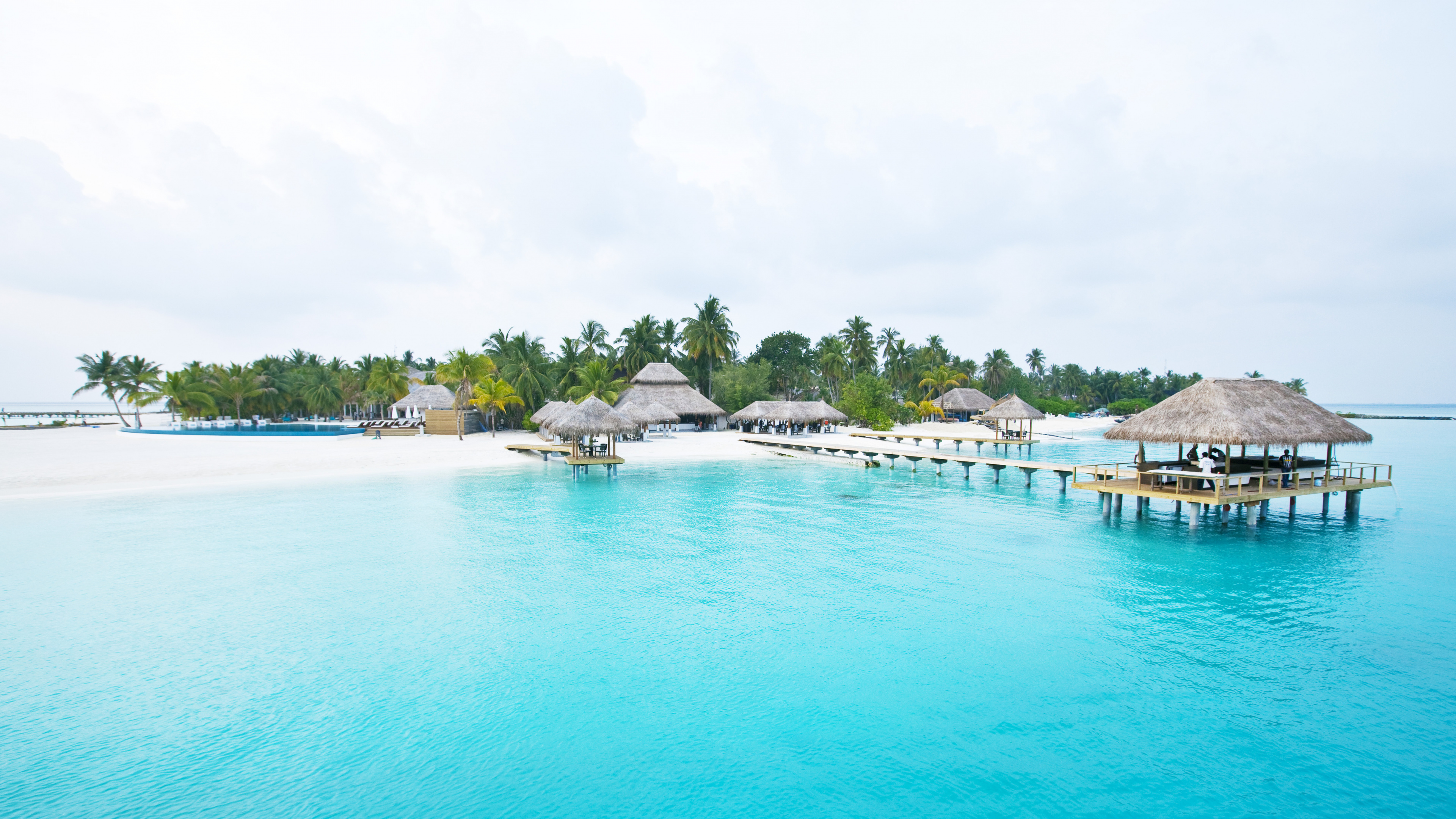 White and Brown Wooden Beach Houses Near Body of Water During Daytime. Wallpaper in 3840x2160 Resolution