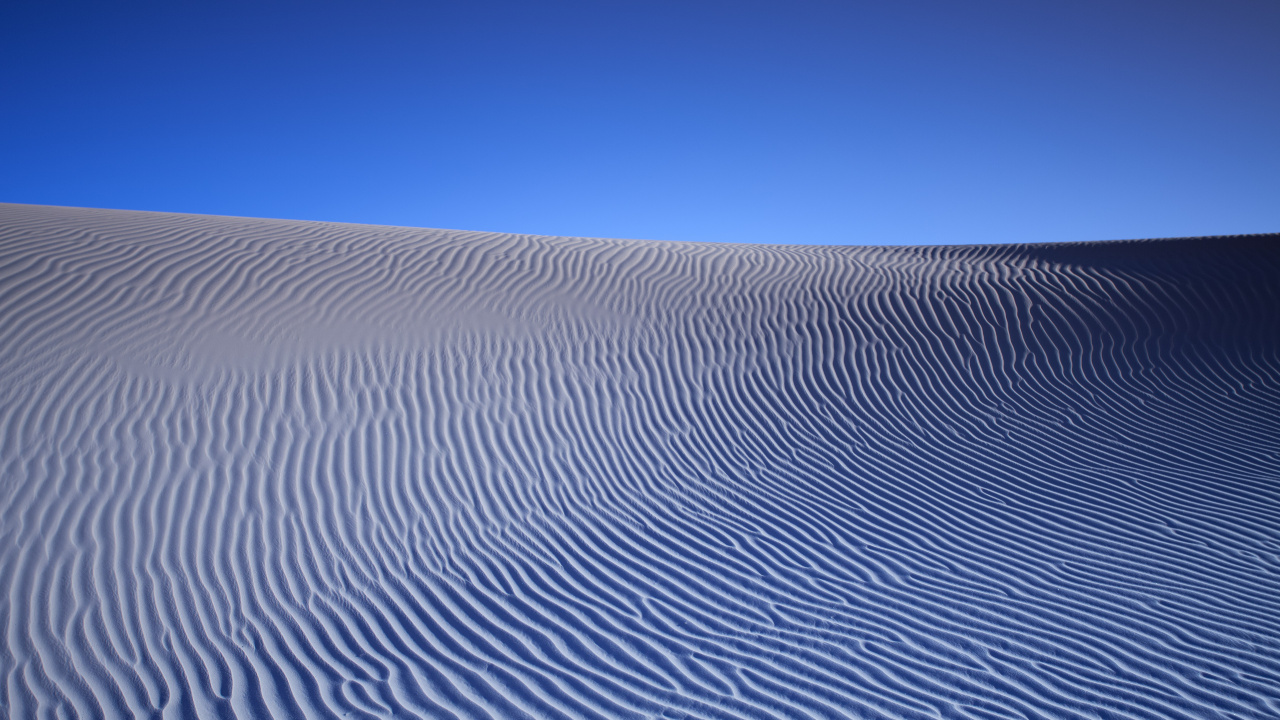 Tagsüber Weißer Sand Unter Blauem Himmel. Wallpaper in 1280x720 Resolution