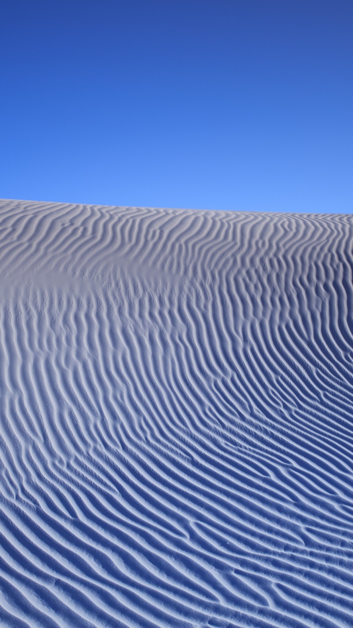 Tagsüber Weißer Sand Unter Blauem Himmel. Wallpaper in 720x1280 Resolution