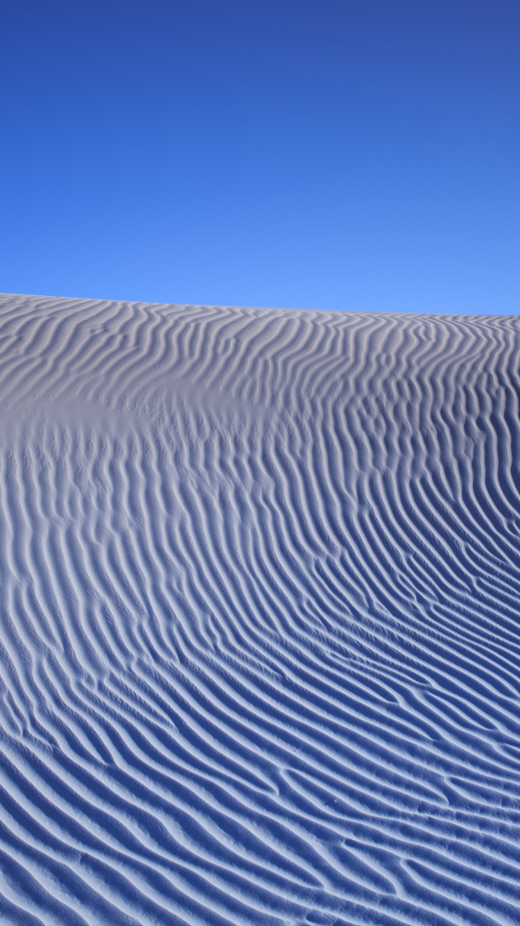 Tagsüber Weißer Sand Unter Blauem Himmel. Wallpaper in 750x1334 Resolution