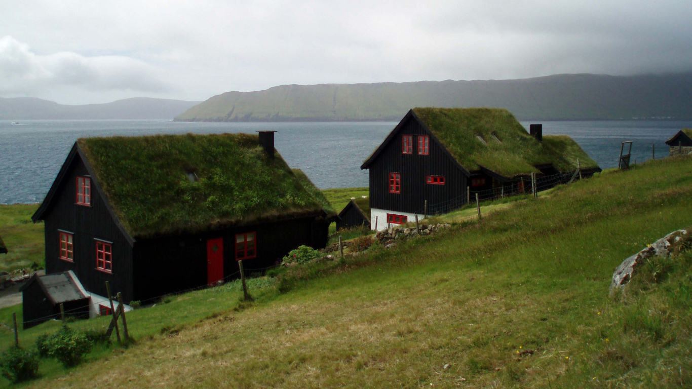 Braunes Und Weißes Haus in Der Nähe Des Grünen Berges Unter Weißen Wolken Tagsüber. Wallpaper in 1366x768 Resolution