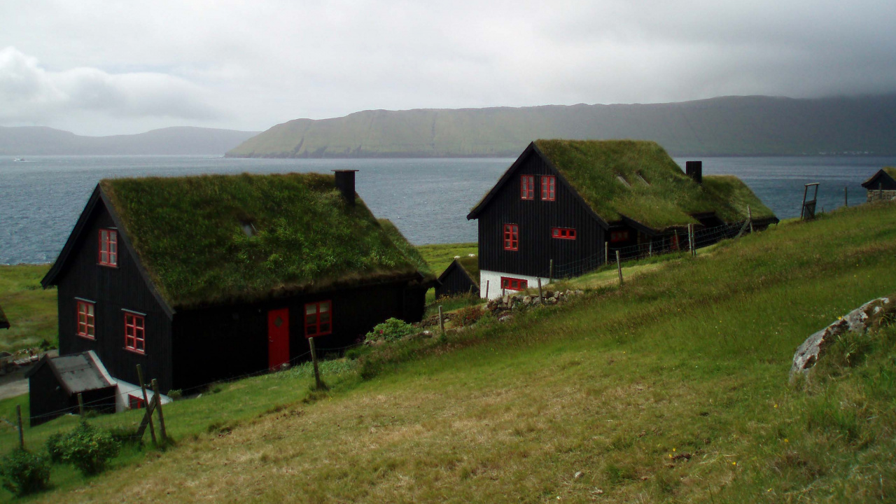 Brown and White House Near Green Mountain Under White Clouds During Daytime. Wallpaper in 1280x720 Resolution