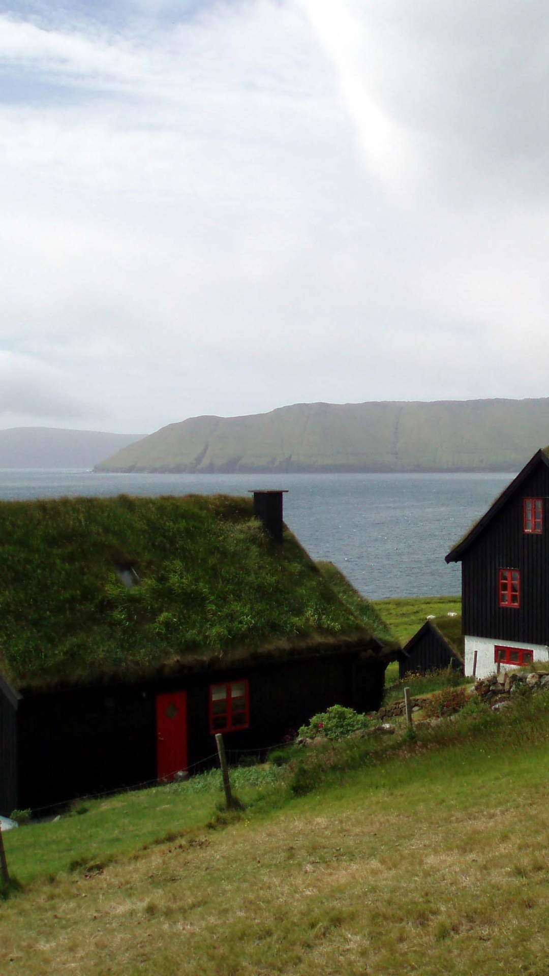 Maison Brune et Blanche Près de la Montagne Verte Sous Des Nuages Blancs Pendant la Journée. Wallpaper in 1080x1920 Resolution
