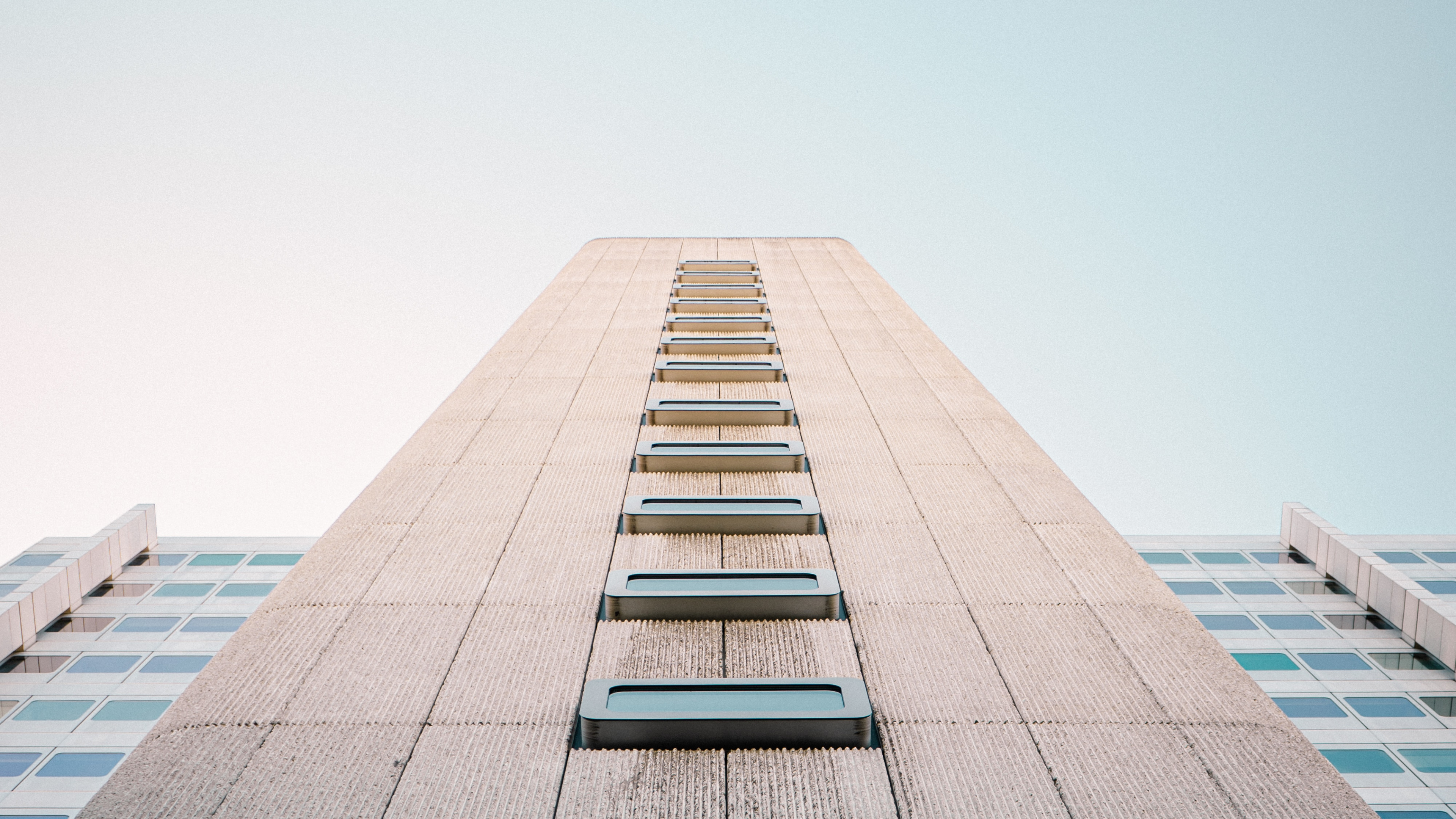 Gray Concrete Building Under Blue Sky During Daytime. Wallpaper in 3840x2160 Resolution