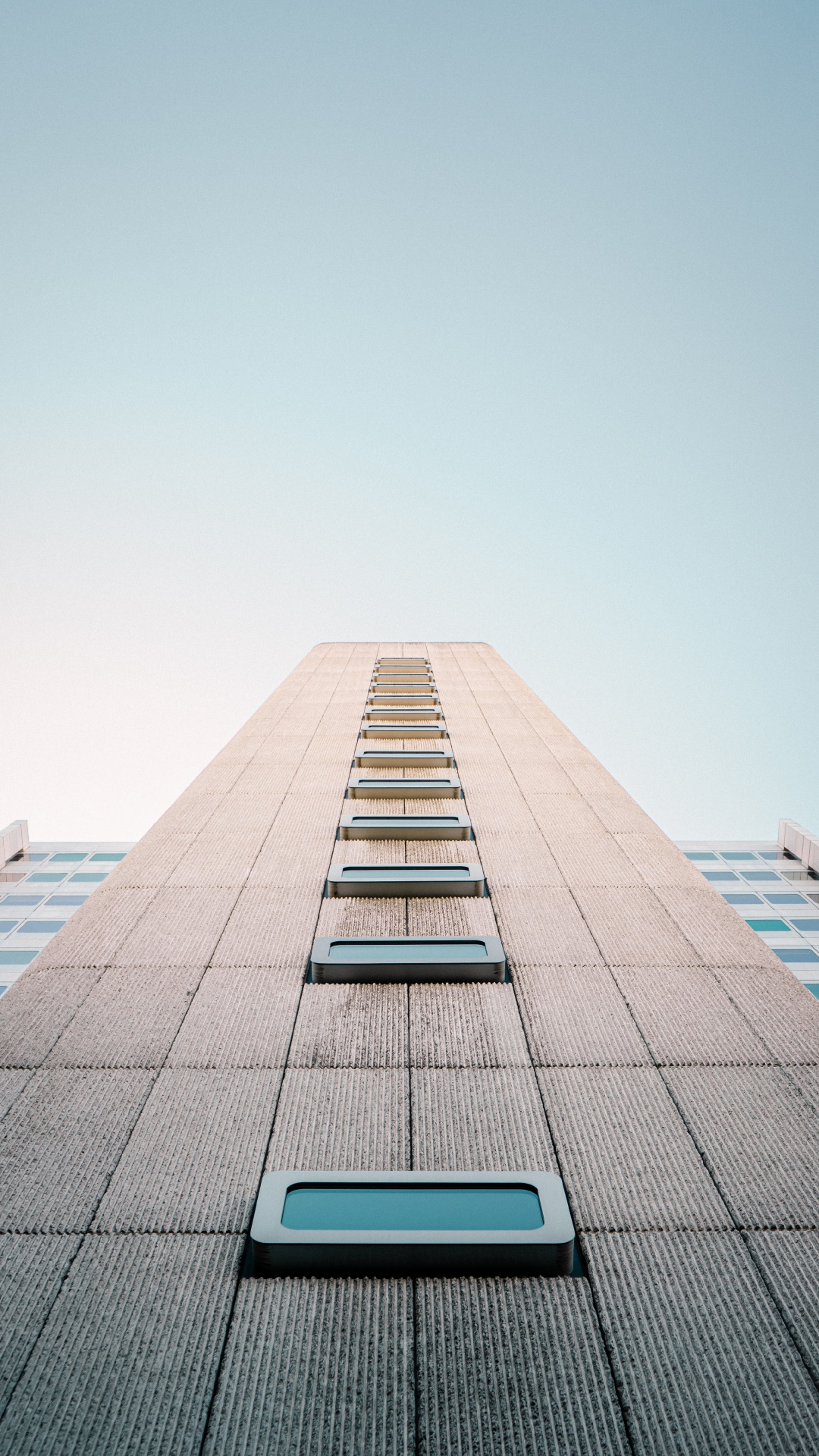 Edificio de Hormigón Gris Bajo un Cielo Azul Durante el Día. Wallpaper in 1080x1920 Resolution