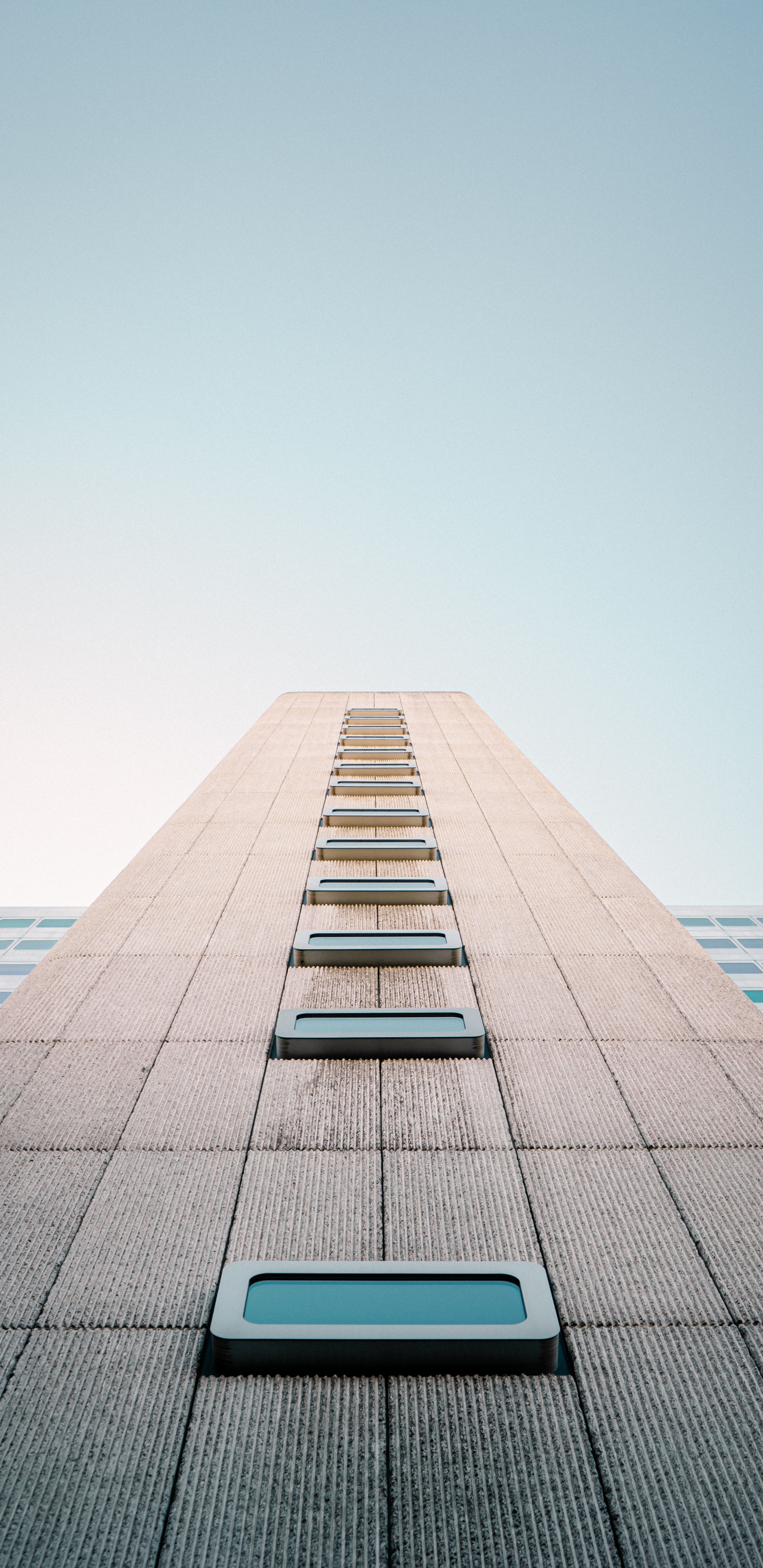 Bâtiment en Béton Gris Sous Ciel Bleu Pendant la Journée. Wallpaper in 1440x2960 Resolution