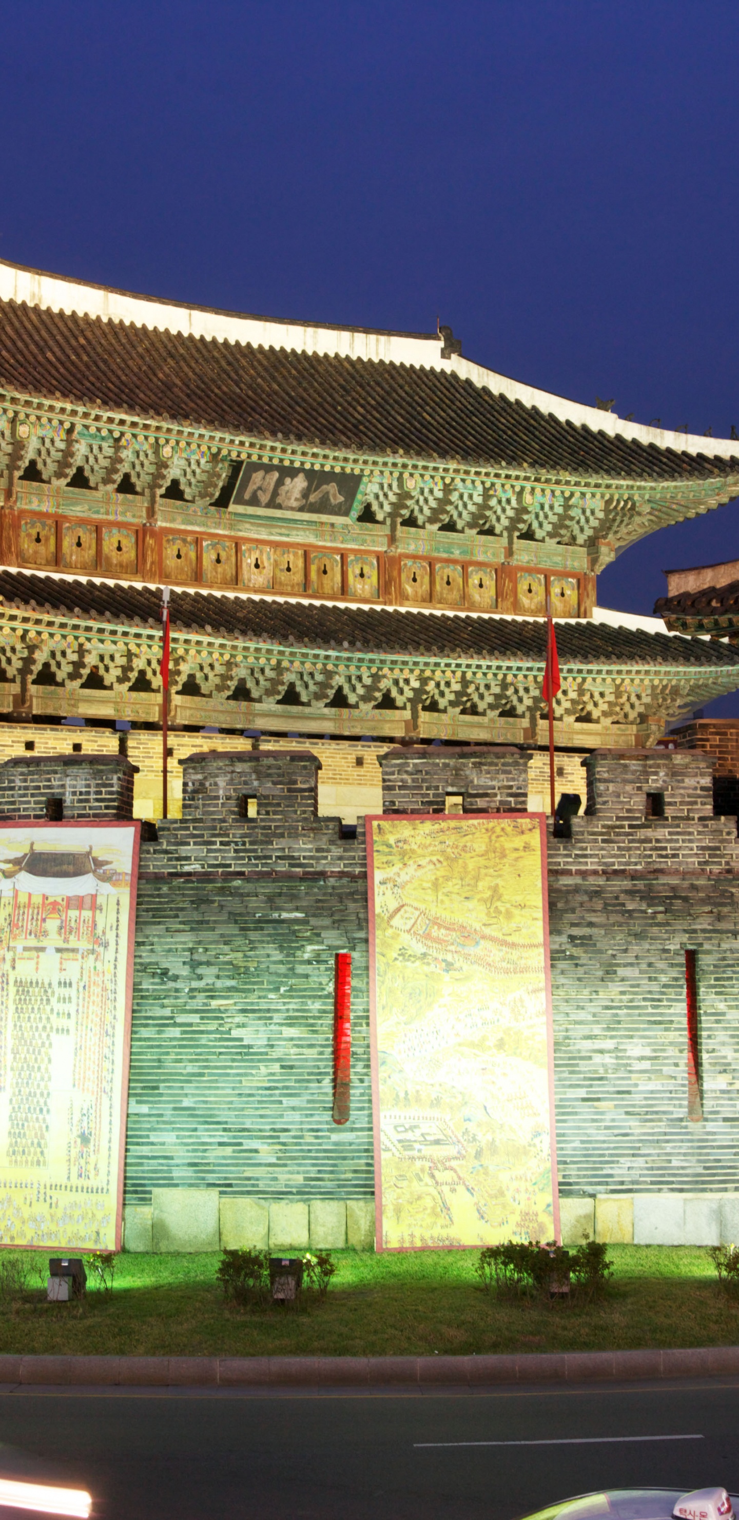 Edificio de Hormigón Blanco y Marrón Cerca Del Cuerpo de Agua Durante el Día. Wallpaper in 1440x2960 Resolution