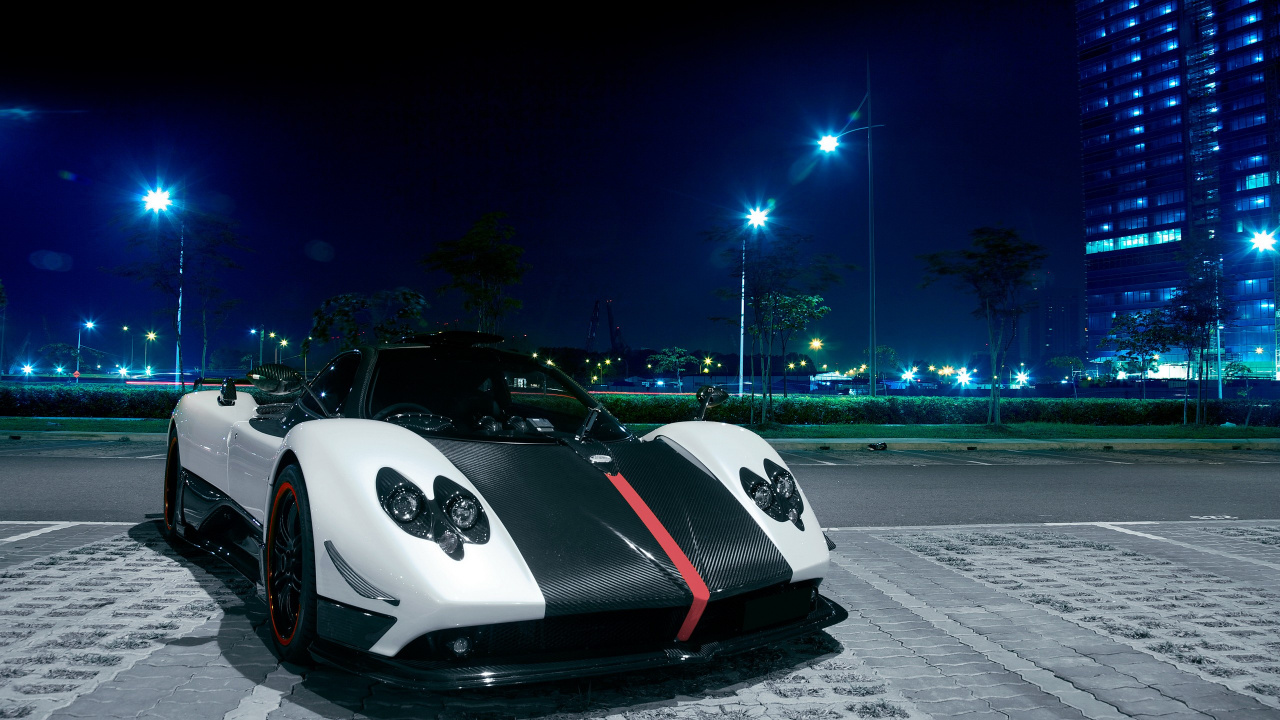 Voiture de Sport Blanche et Noire Sur Route Pendant la Nuit. Wallpaper in 1280x720 Resolution