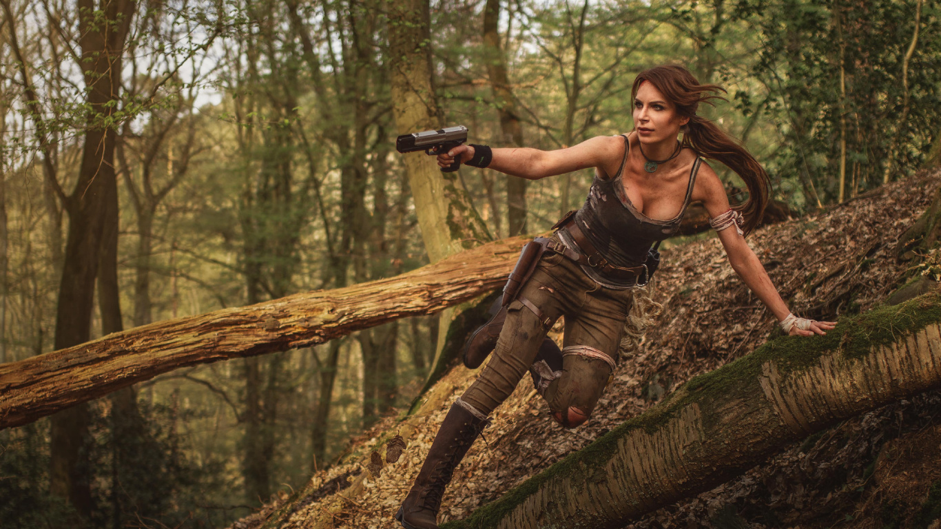 Lara Croft, Cosplay, Menschen in Der Natur, Baum, Natürlichen Umgebung. Wallpaper in 1366x768 Resolution