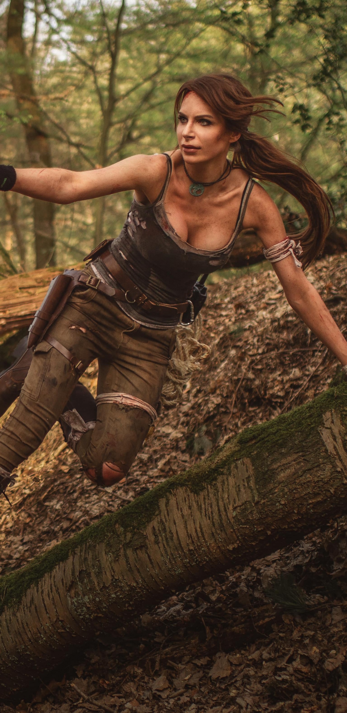 Lara Croft, Cosplay, Menschen in Der Natur, Baum, Natürlichen Umgebung. Wallpaper in 1440x2960 Resolution