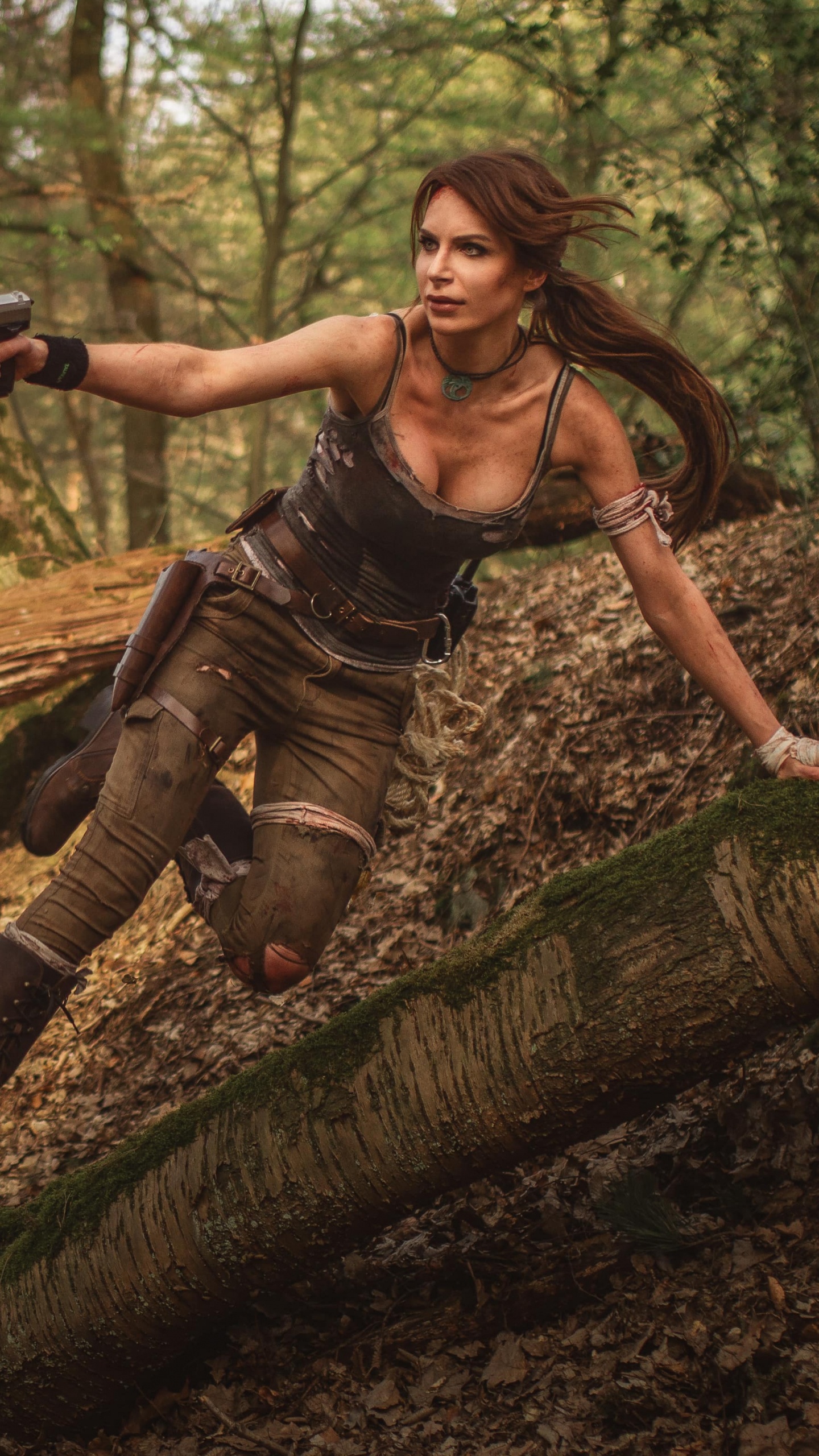 Lara Croft, Cosplay, La Gente en la Naturaleza, Entorno Natural, Bosque. Wallpaper in 1440x2560 Resolution