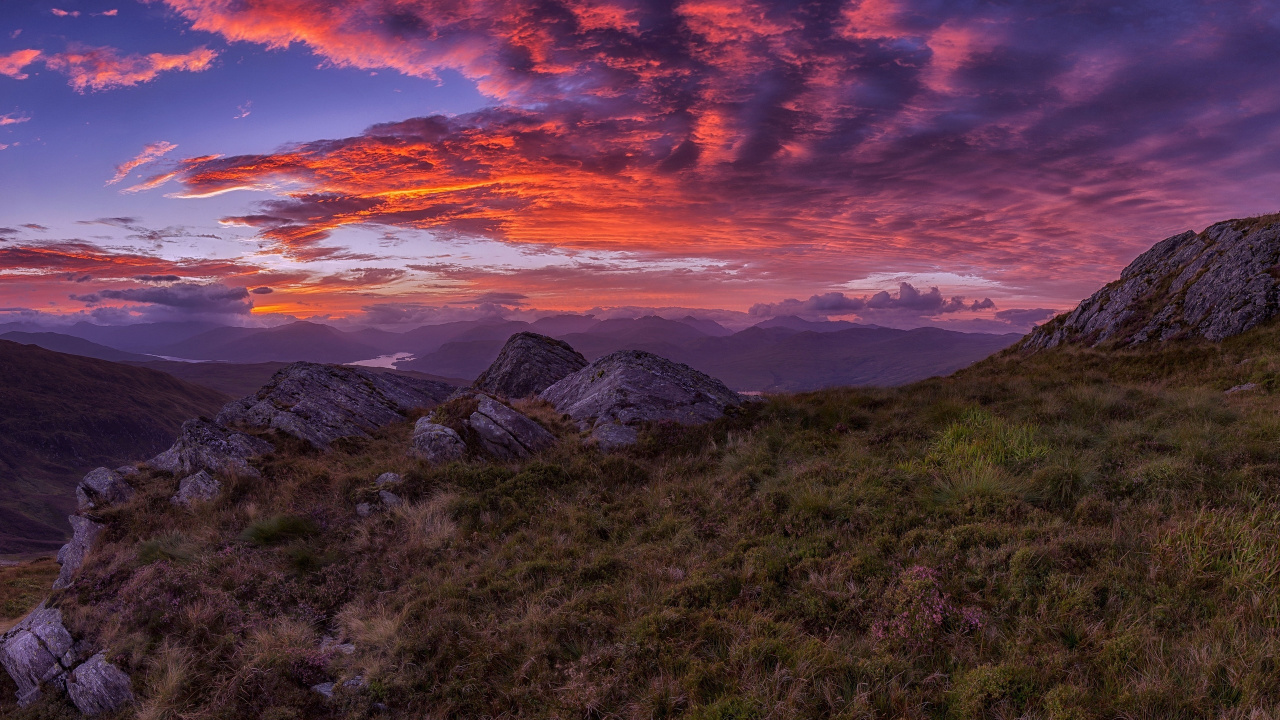 Campo de Hierba Verde Cerca de la Montaña Bajo un Cielo Naranja y Azul. Wallpaper in 1280x720 Resolution