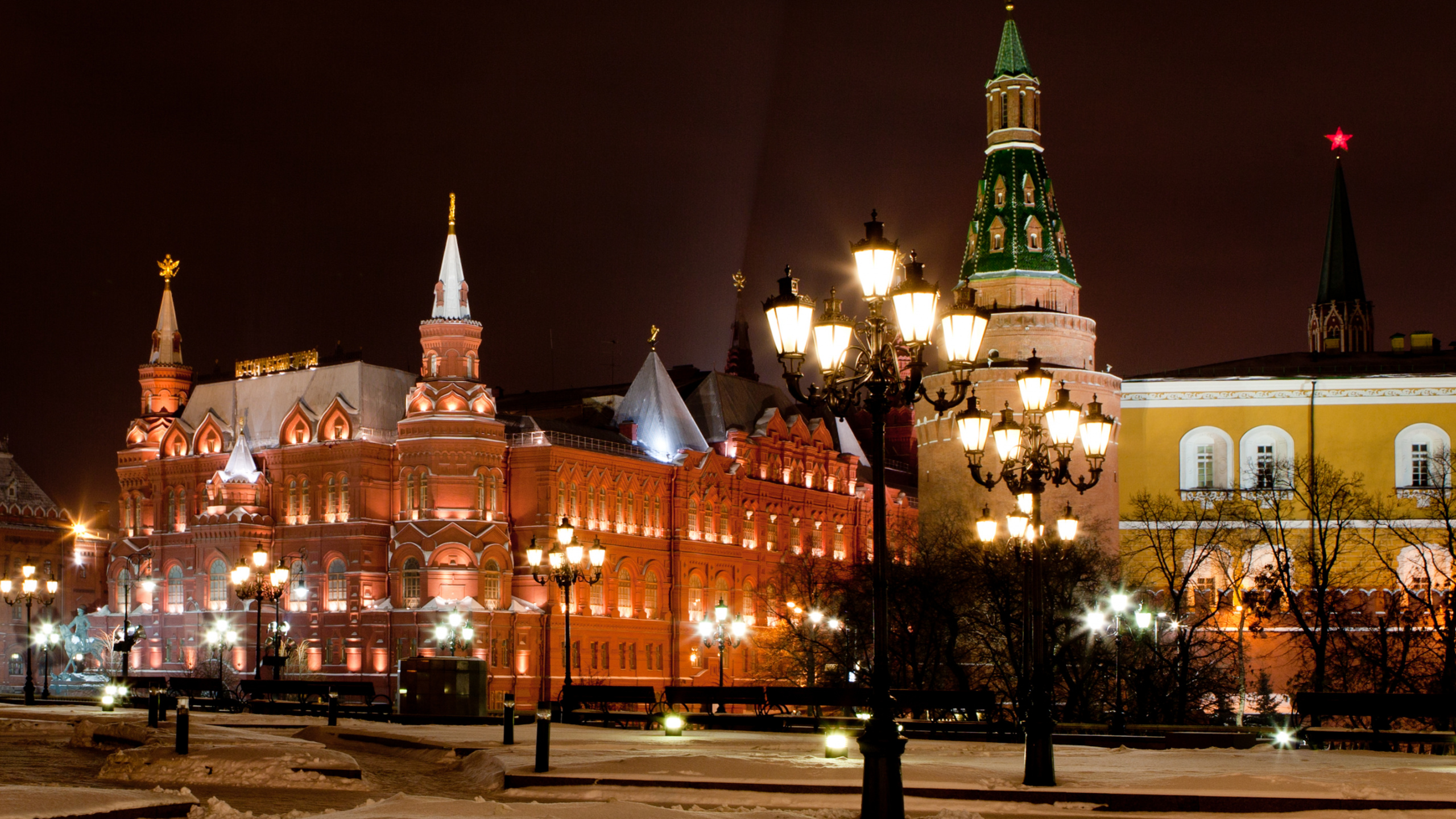 Bâtiment en Béton Vert et Marron Pendant la Nuit. Wallpaper in 2560x1440 Resolution