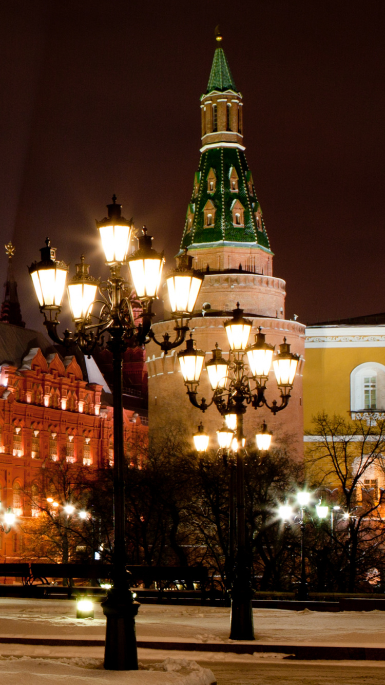 Edificio de Hormigón Verde y Marrón Durante la Noche.. Wallpaper in 750x1334 Resolution