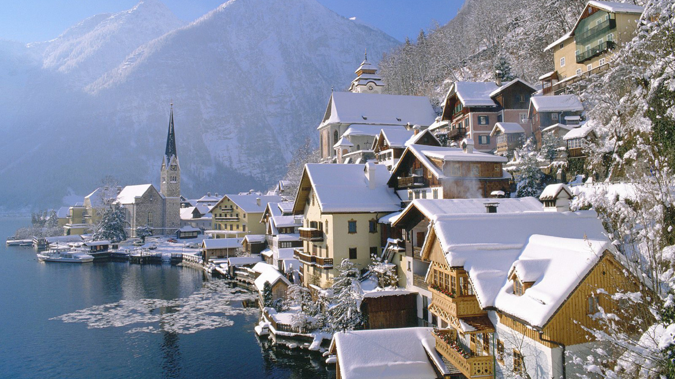 Weiße Und Braune Häuser in Der Nähe Von Gewässern Tagsüber. Wallpaper in 1366x768 Resolution