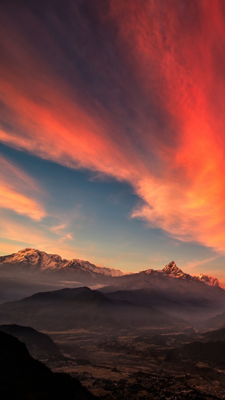 Silhouette Der Berge Unter Orangem Himmel. Wallpaper in 720x1280 Resolution