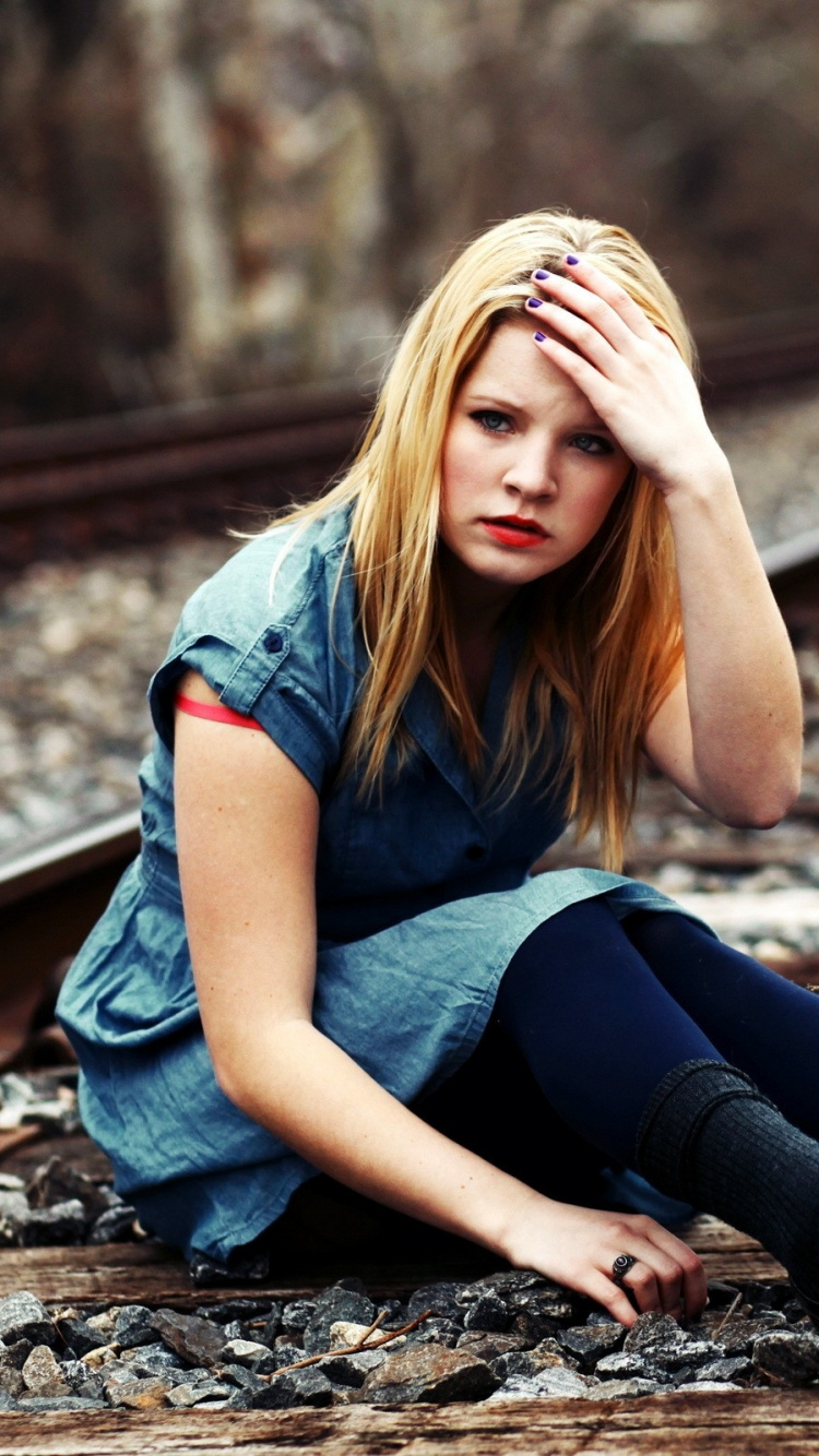 Beauté, Blond, le Transport Ferroviaire, Séance, la Photographie de Portrait. Wallpaper in 750x1334 Resolution
