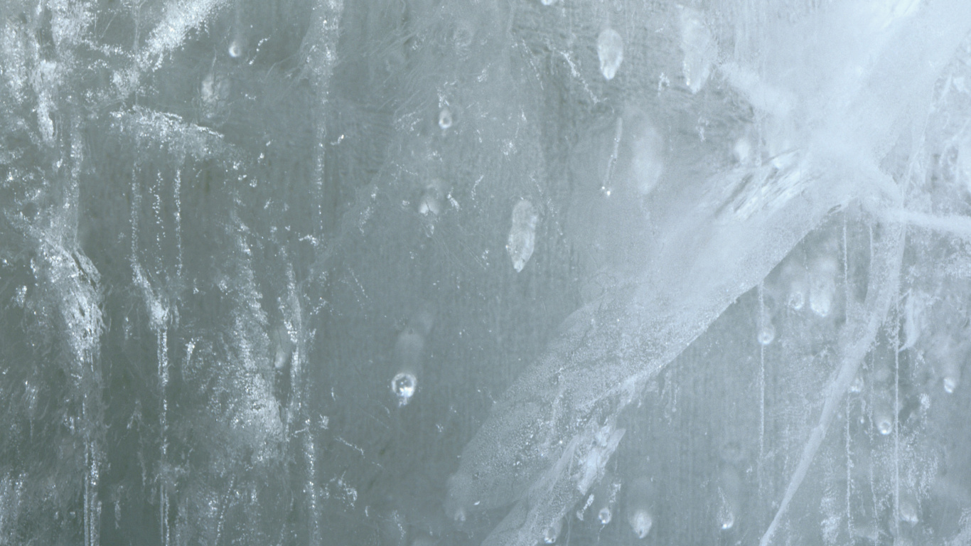 Gotas de Agua Sobre la Superficie de Madera Gris. Wallpaper in 1366x768 Resolution