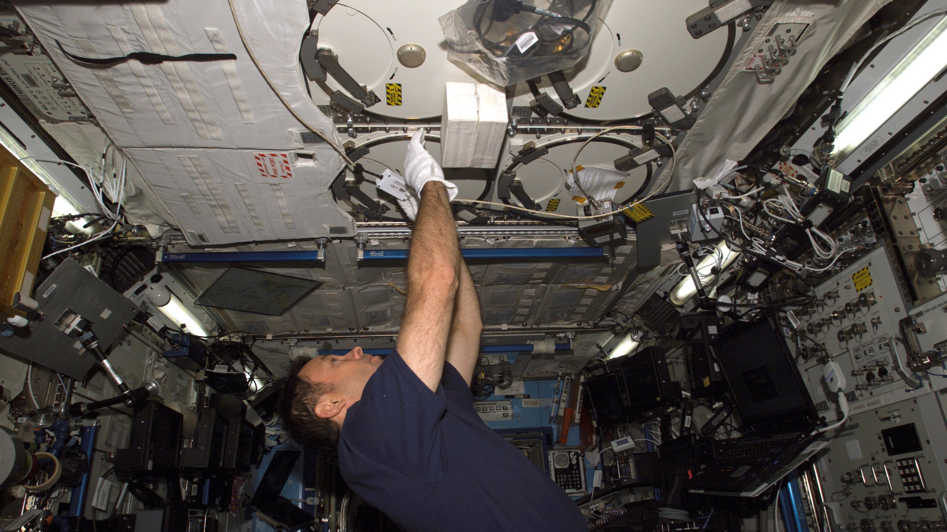 Mann im Blauen T-Shirt Hebt Die Rechte Handraising. Wallpaper in 1920x1080 Resolution