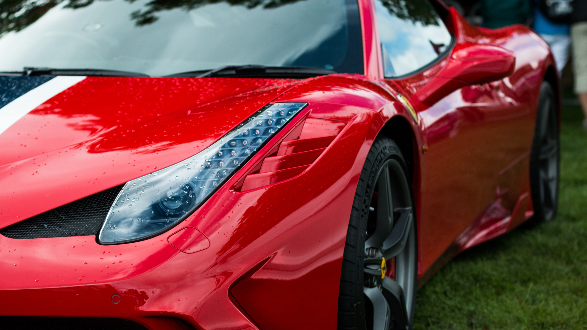 Coche Ferrari Rojo en el Campo de Hierba Verde Durante el Día. Wallpaper in 1920x1080 Resolution