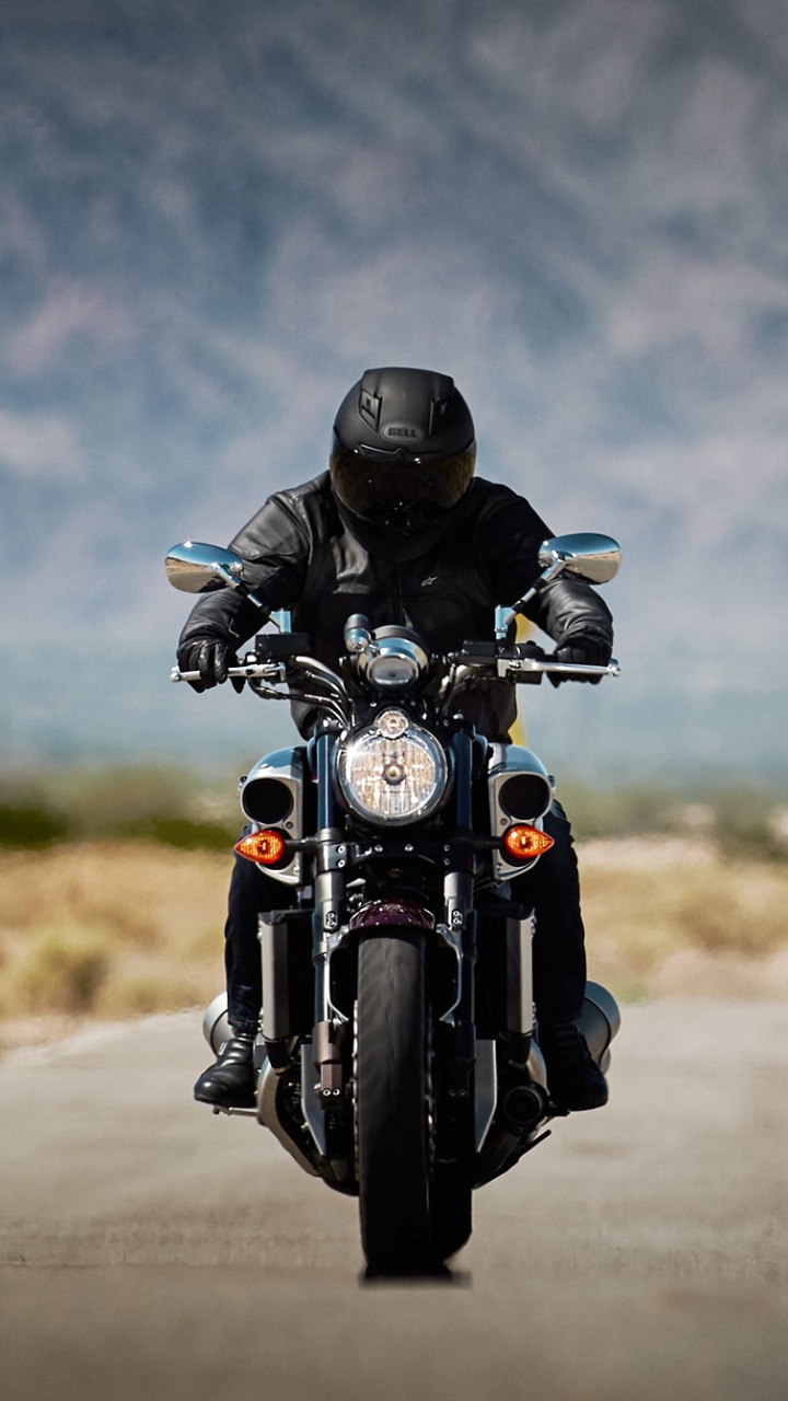 Mann im Schwarzen Motorradhelm, Der Tagsüber Motorrad Auf Der Straße Fährt. Wallpaper in 720x1280 Resolution