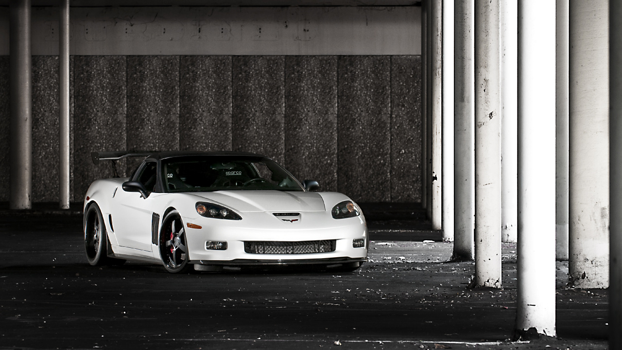 Weißes Bmw m 3 Coupe Tagsüber Auf Dem Gehweg Geparkt. Wallpaper in 1280x720 Resolution