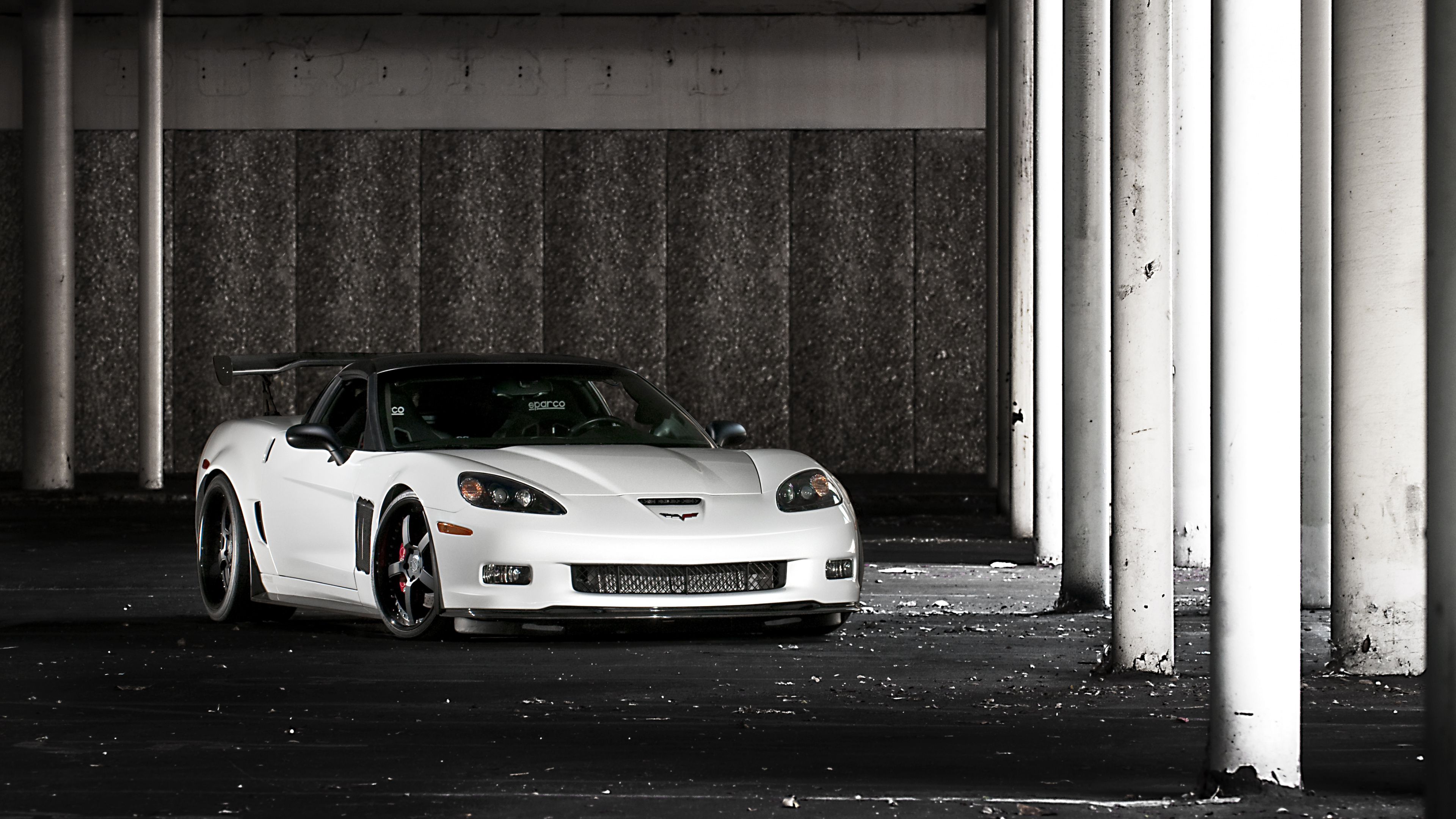 BMW M 3 Coupé Blanco Estacionado en la Acera Durante el Día. Wallpaper in 3840x2160 Resolution