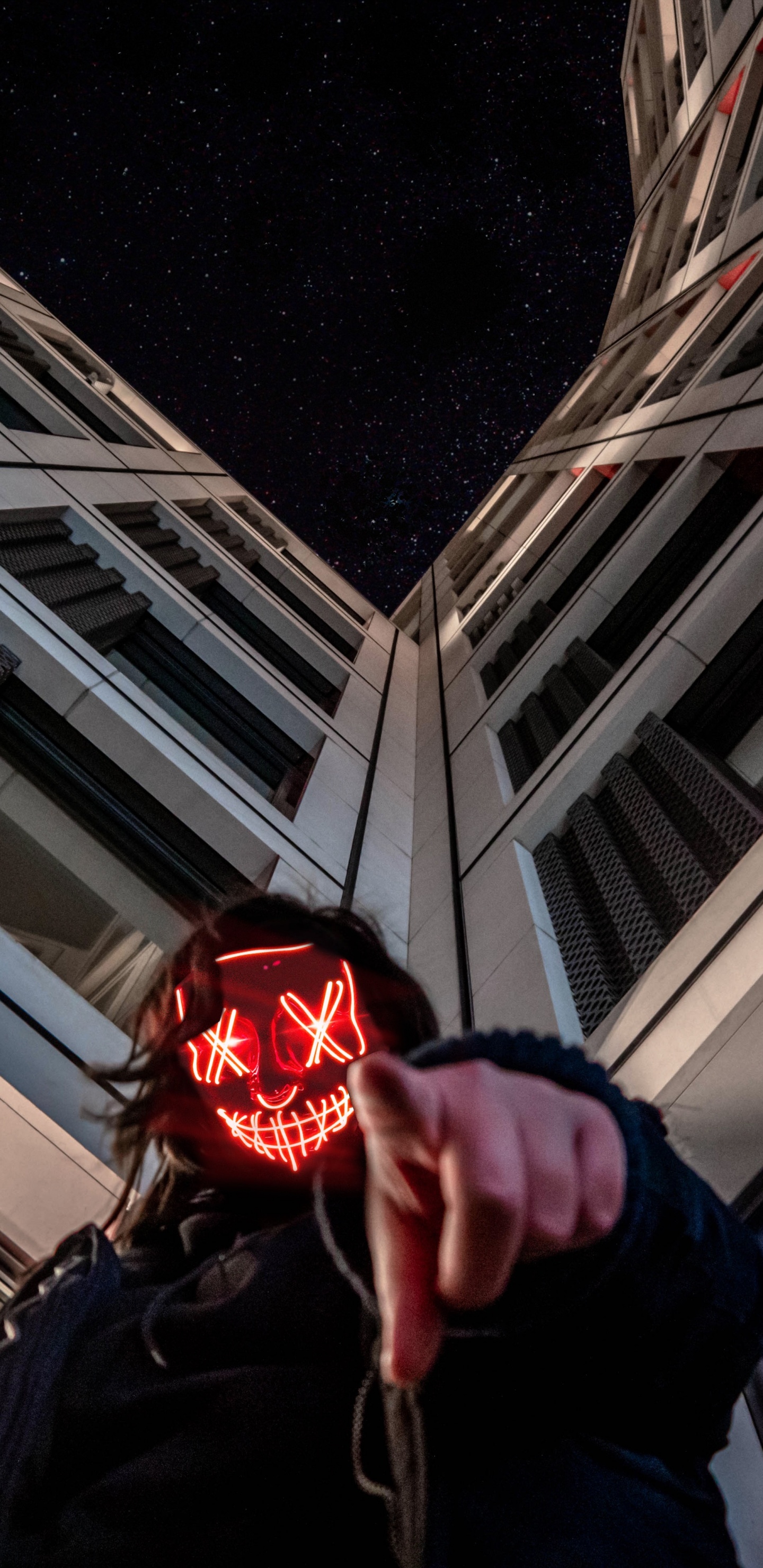 Personne en Veste Noire Tenant Une Boule Rouge. Wallpaper in 1440x2960 Resolution