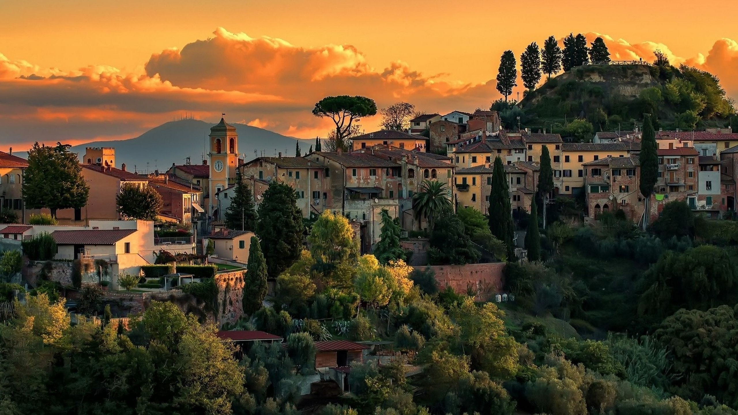 Weißes Und Braunes Betongebäude in Der Nähe Von Grünen Bäumen Bei Sonnenuntergang. Wallpaper in 2560x1440 Resolution