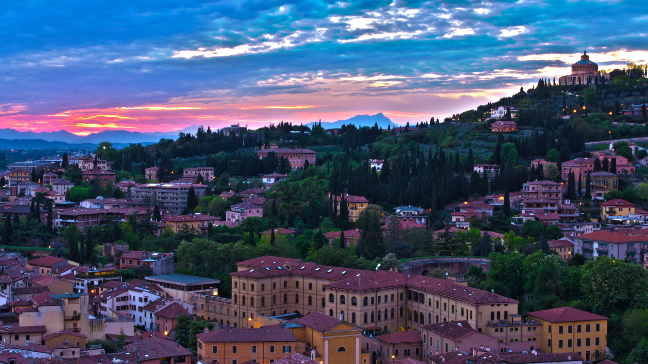 Edificios de Hormigón Marrón Bajo un Cielo Azul Durante el Día. Wallpaper in 1280x720 Resolution