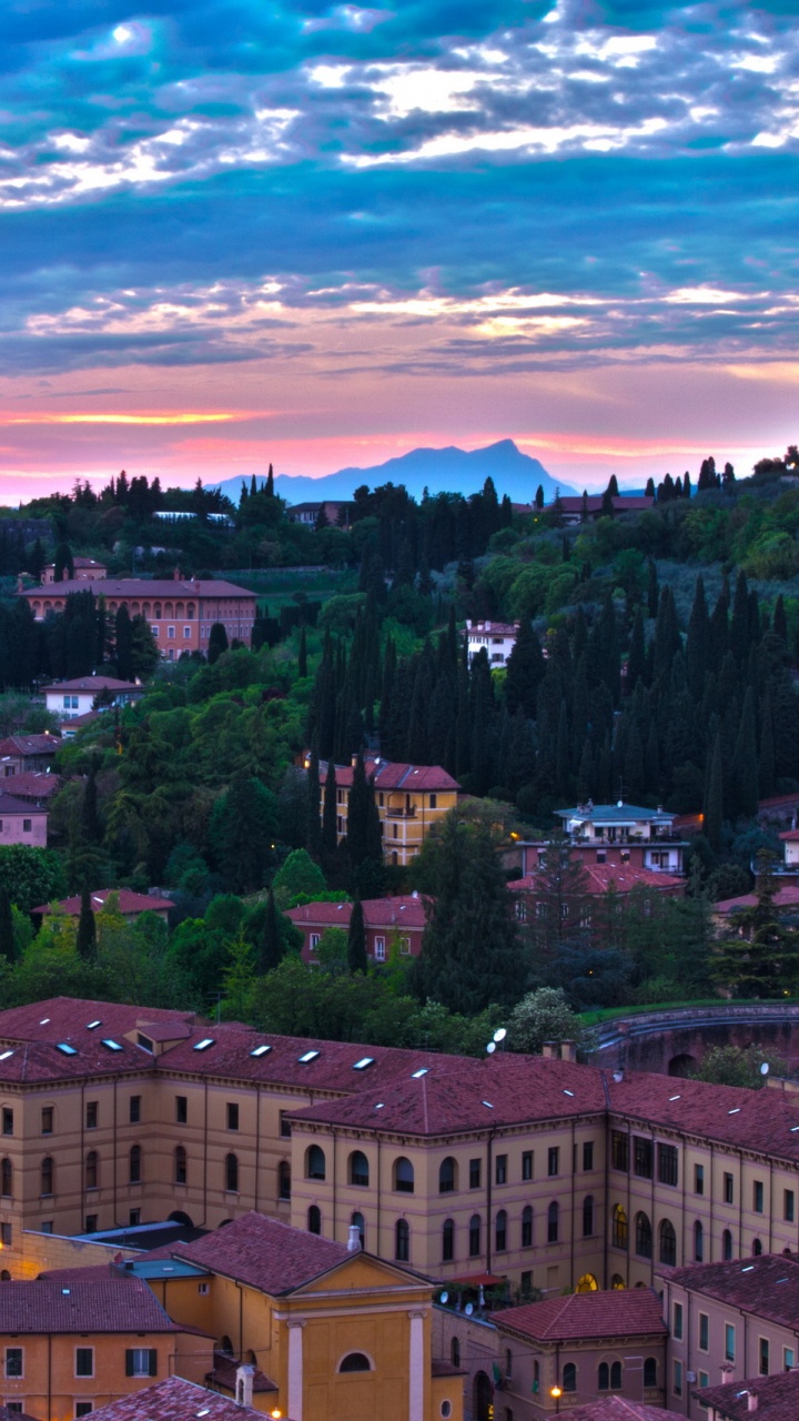 Bâtiments en Béton Brun Sous Ciel Bleu Pendant la Journée. Wallpaper in 720x1280 Resolution