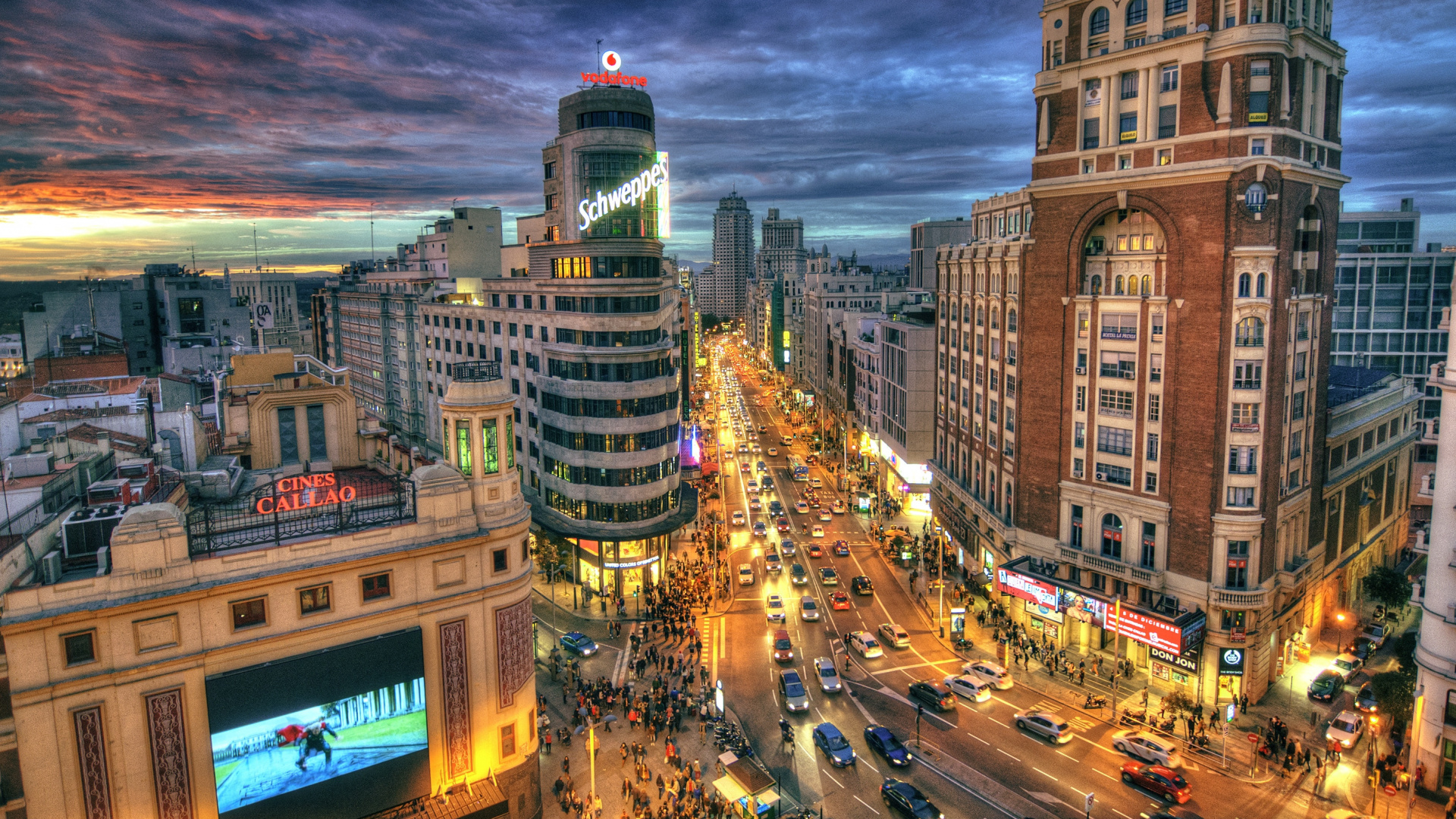 Voitures Sur Route Entre Les Immeubles de Grande Hauteur Pendant la Nuit. Wallpaper in 1920x1080 Resolution