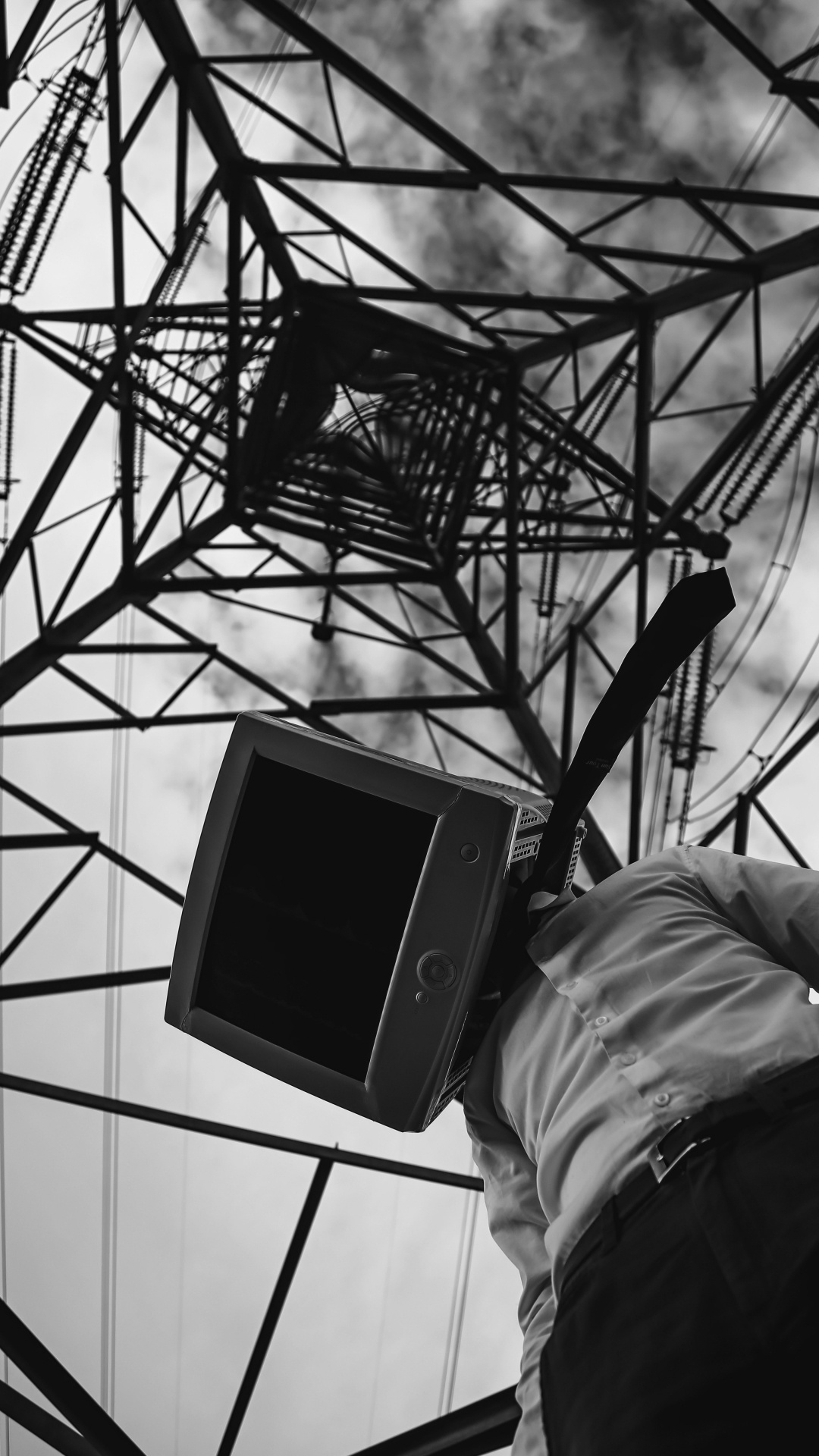 Personne en Chemise Blanche et Pantalon Blanc Debout Devant la Tour Noire et Blanche. Wallpaper in 1080x1920 Resolution