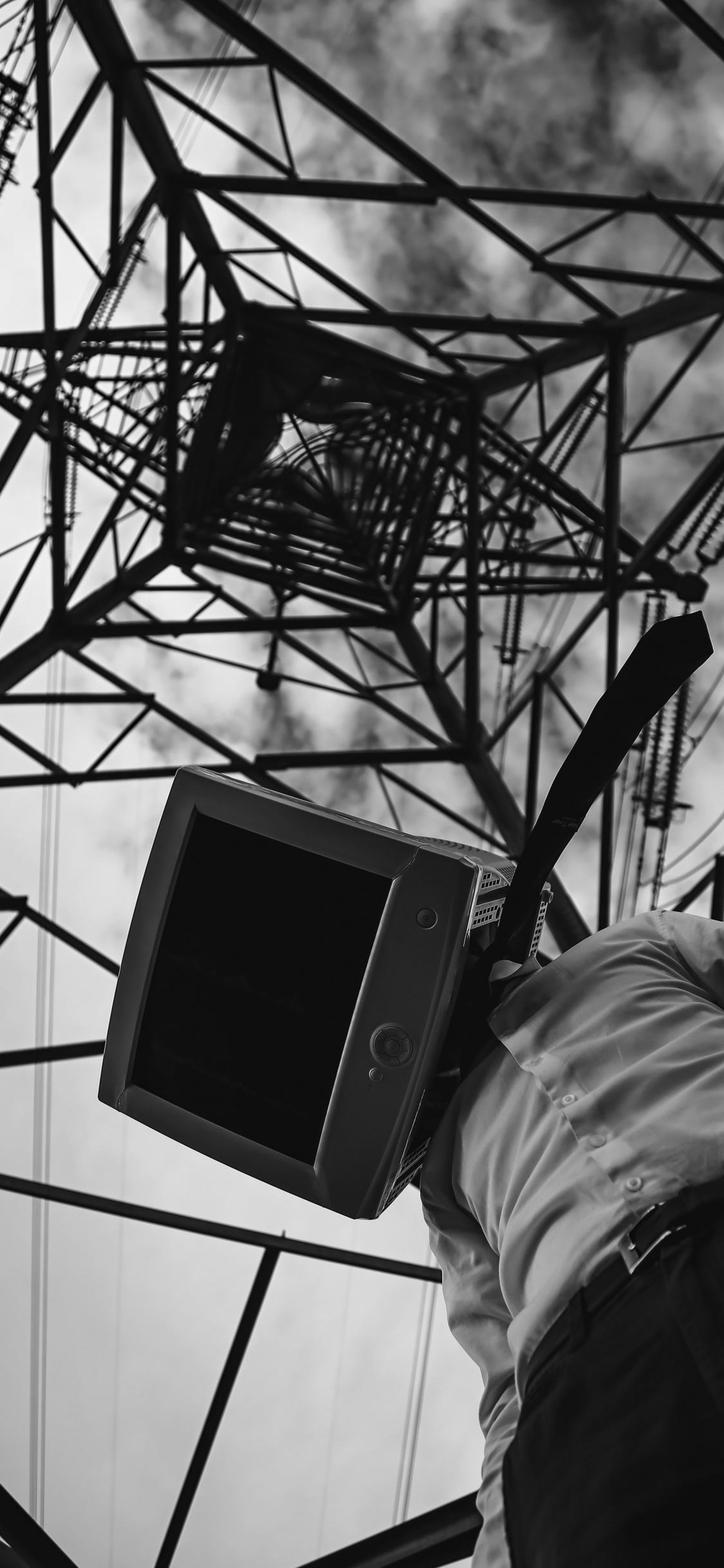 Personne en Chemise Blanche et Pantalon Blanc Debout Devant la Tour Noire et Blanche. Wallpaper in 1125x2436 Resolution