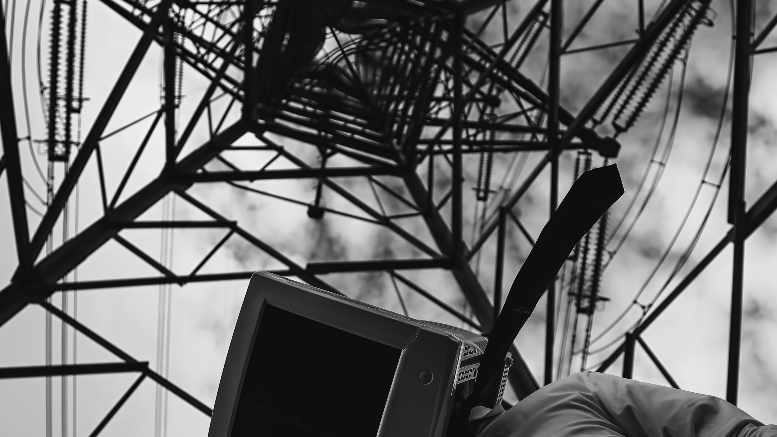 Person in Weißem Hemd Und Weißer Hose, Die Vor Einem Schwarz-weißen Turm Steht. Wallpaper in 2560x1440 Resolution