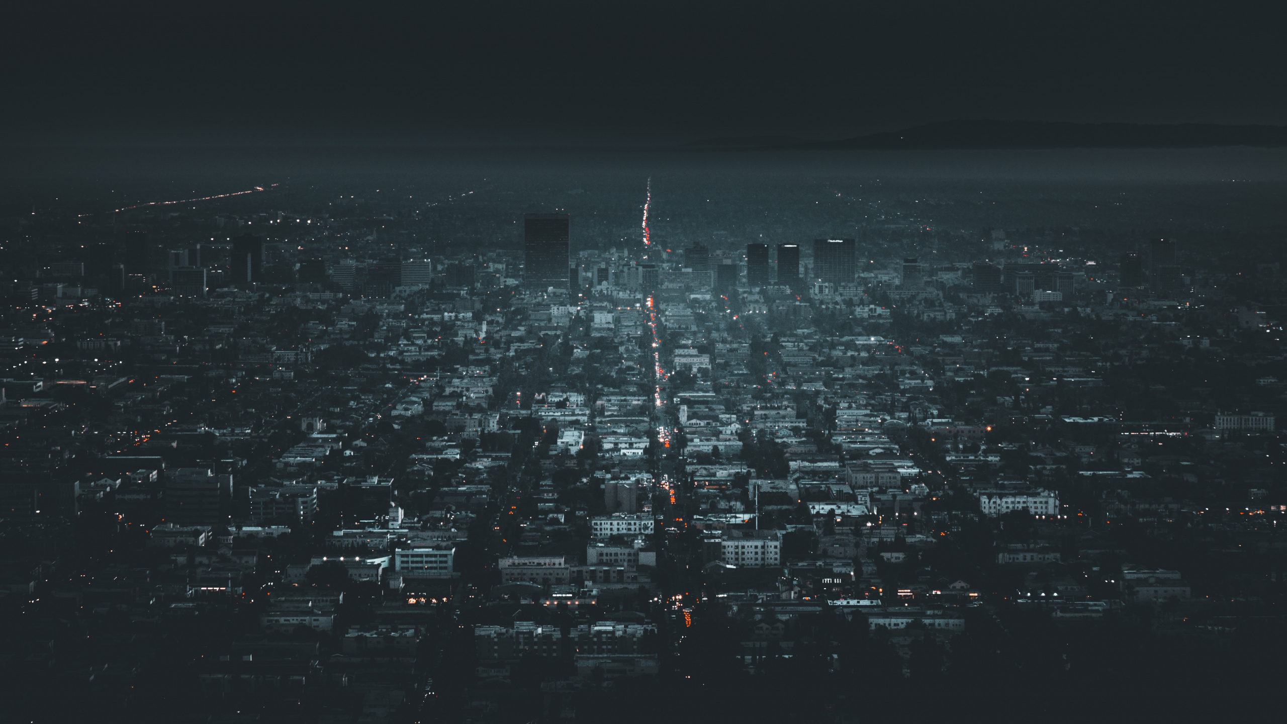 Vue Aérienne Des Bâtiments de la Ville Pendant la Nuit. Wallpaper in 2560x1440 Resolution