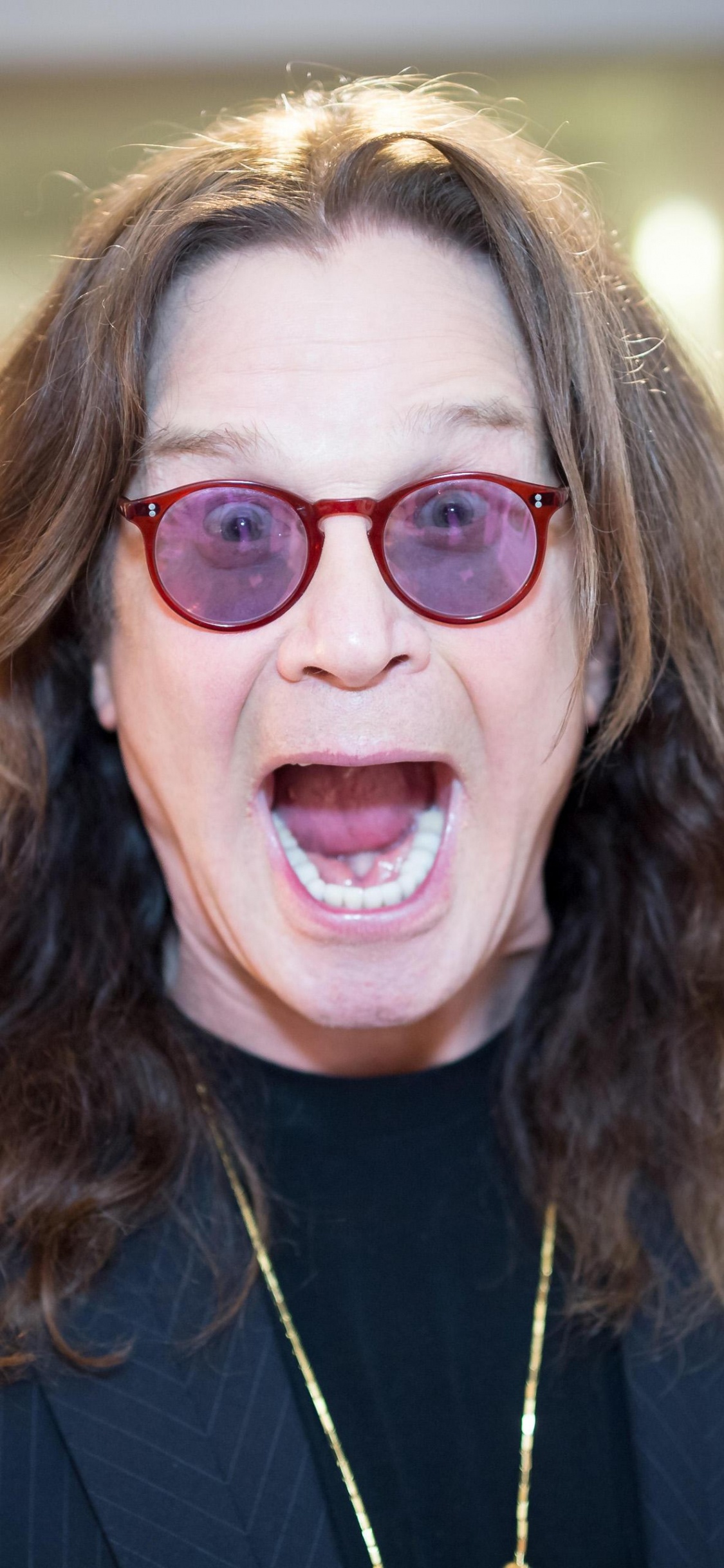 Ozzy Osbourne, Pas Plus de Tours II, Black Sabbath, Lunettes, Sourire. Wallpaper in 1125x2436 Resolution