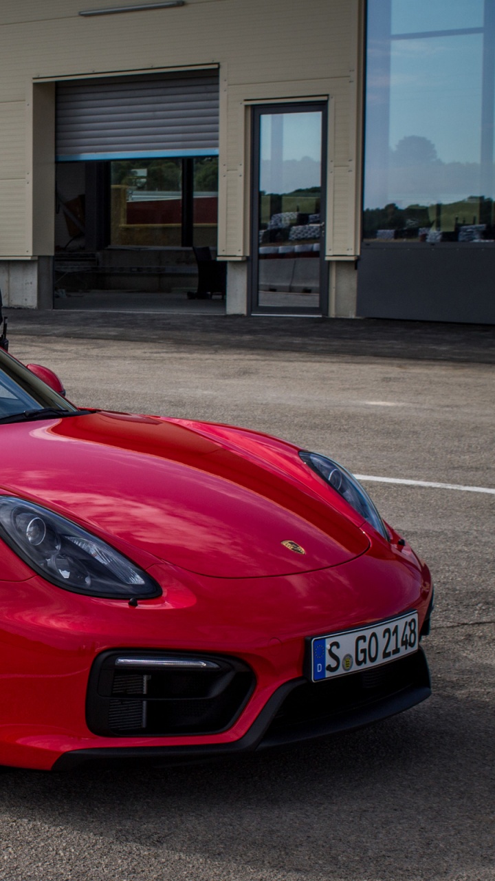Roter Ferrari 458 Italia Auf Parkplatz Geparkt. Wallpaper in 720x1280 Resolution