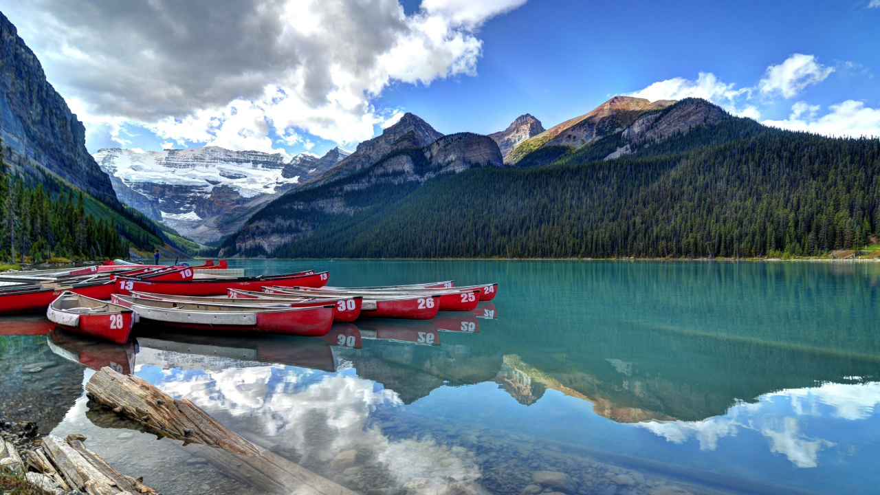Barco Rojo en el Lago Cerca de la Montaña Bajo un Cielo Azul Durante el Día. Wallpaper in 1280x720 Resolution