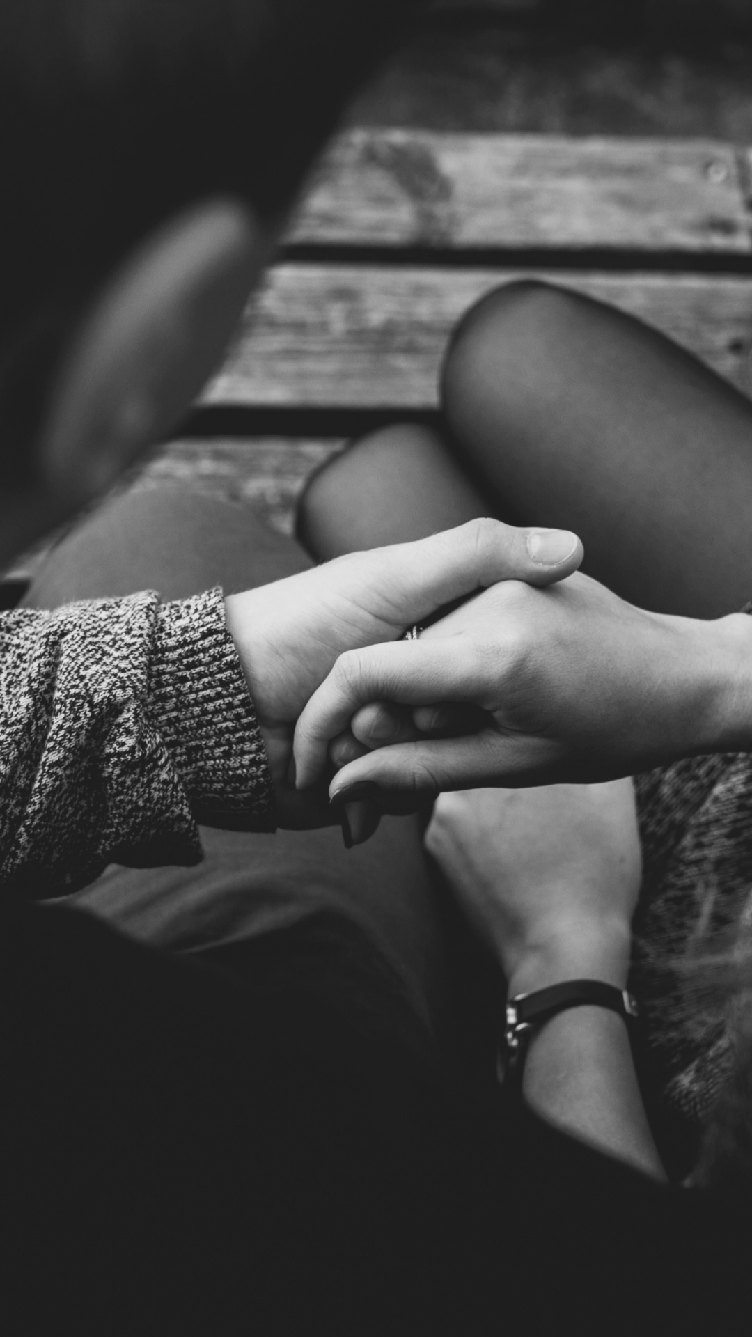 Graustufenfoto Einer Frau im Schwarz-weißen Langarmhemd. Wallpaper in 1080x1920 Resolution