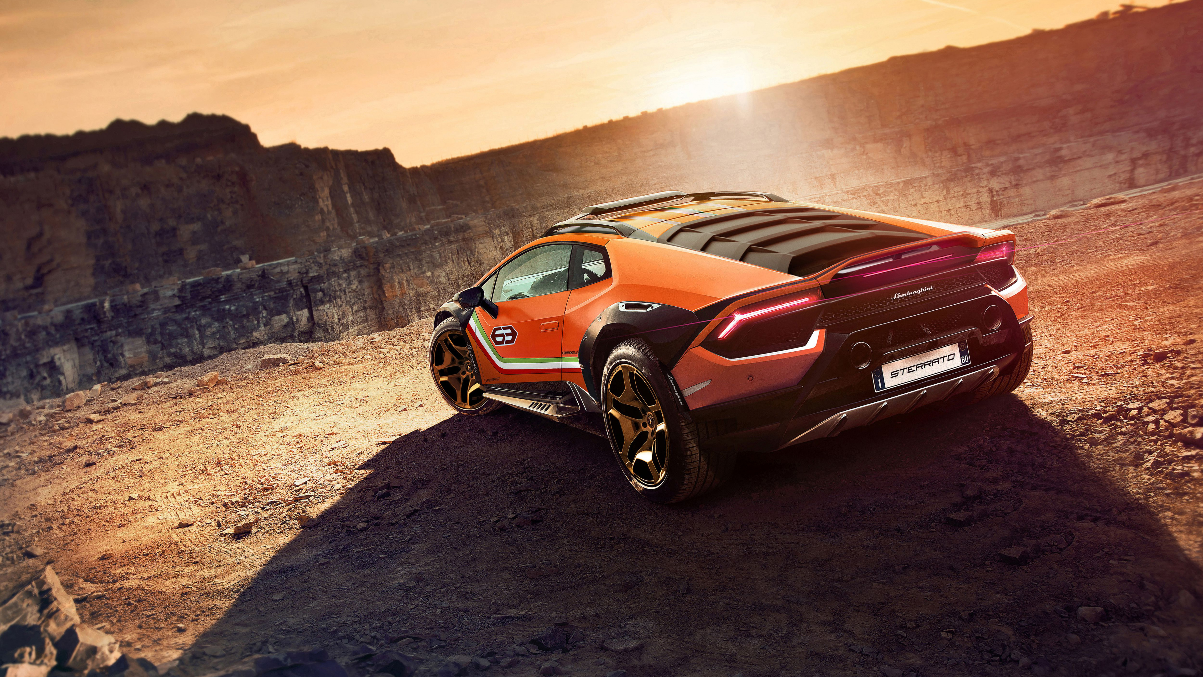 Rot-schwarzer Chevrolet Camaro Auf Braunem Sand. Wallpaper in 3840x2160 Resolution