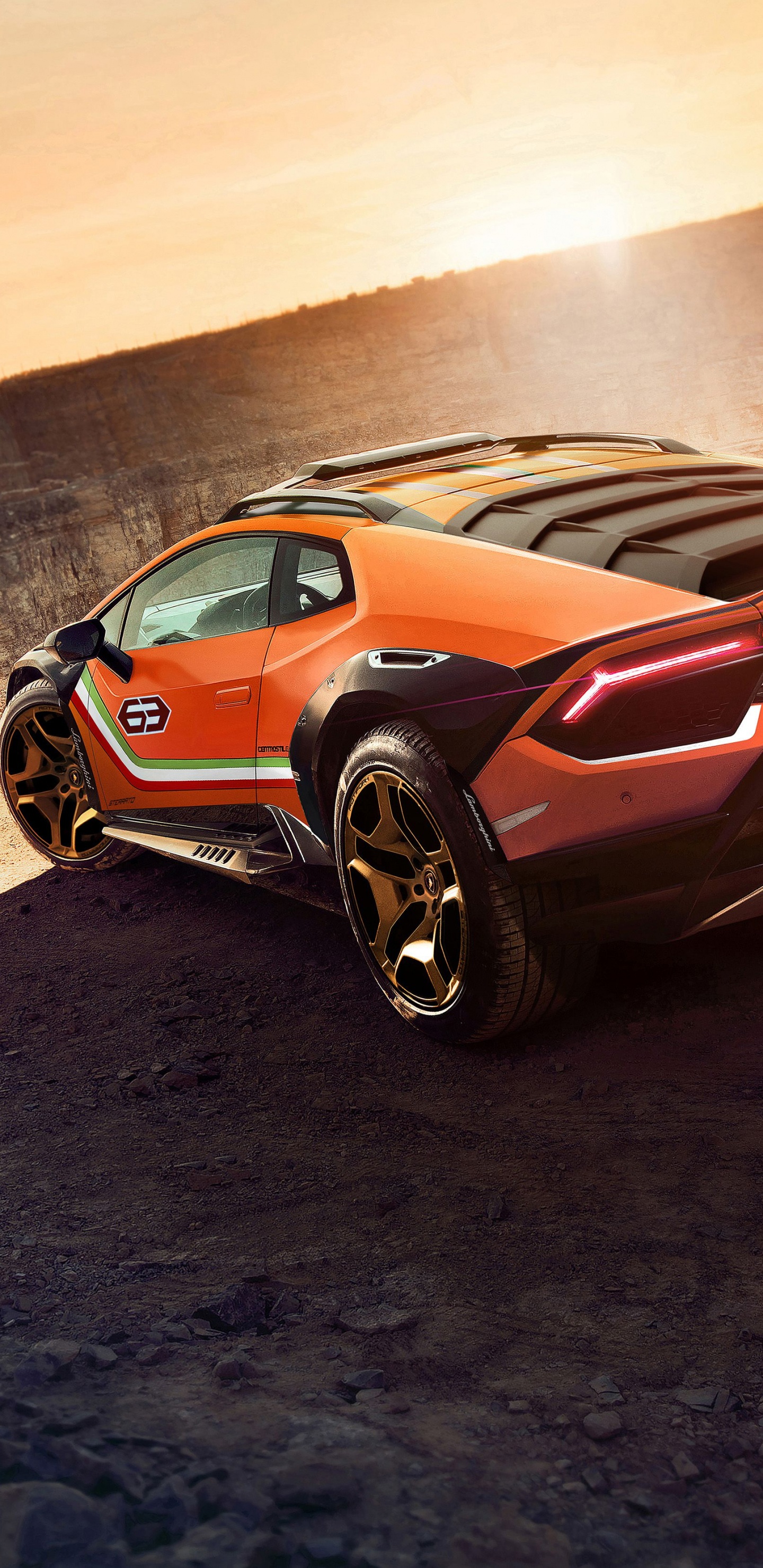 Chevrolet Camaro Rouge et Noir Sur Sable Brun. Wallpaper in 1440x2960 Resolution